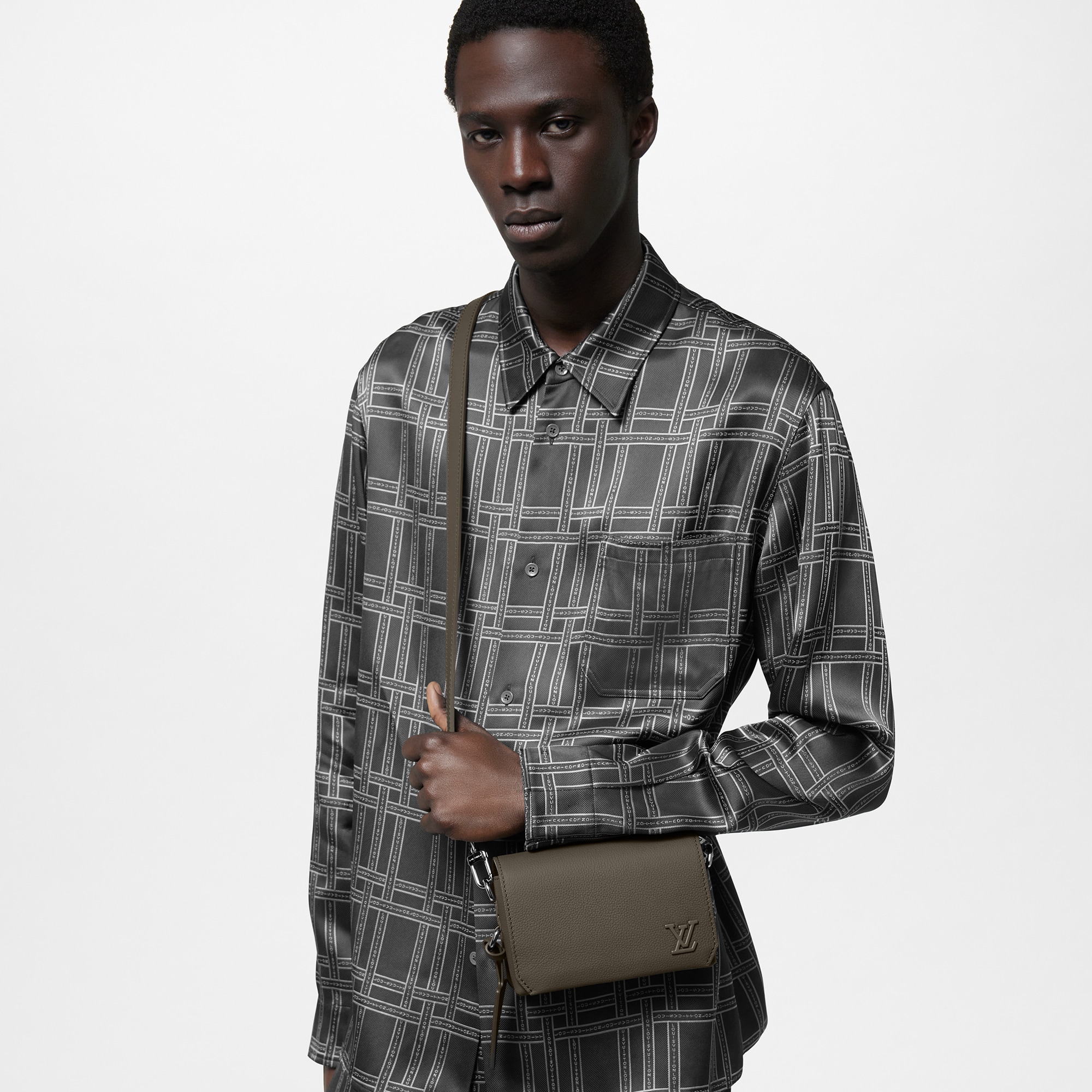 Cartera Fastline con bandolera LV Aerogram Hombre Bolsos All Collections | LOUIS VUITTON (Zoom de producto)