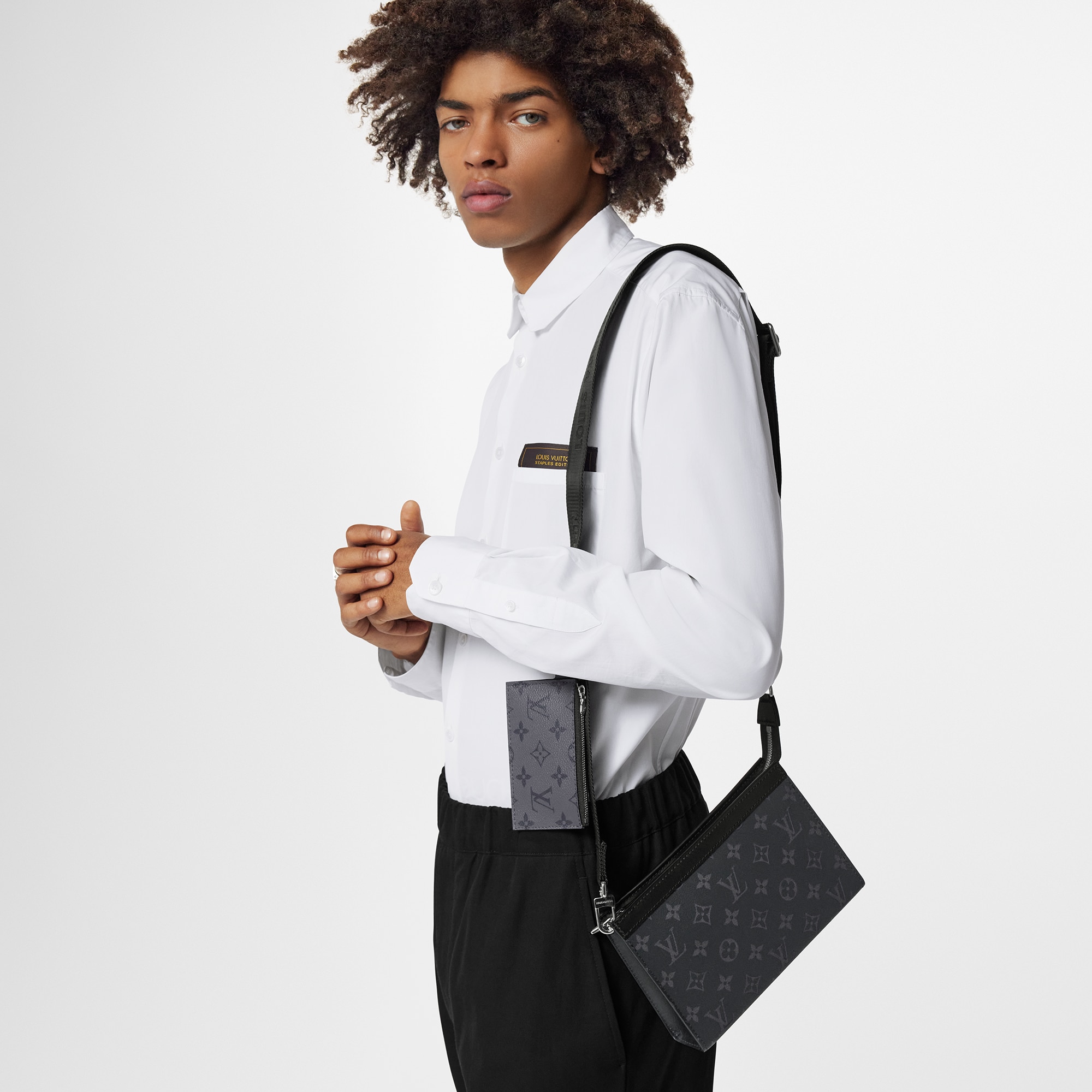 Cartera Gaston con bandolera Monogram Eclipse Hombre Carteras y pequeña marroquinería Todas las carteras y pequeña marroquinería | LOUIS VUITTON (Zoom de producto)