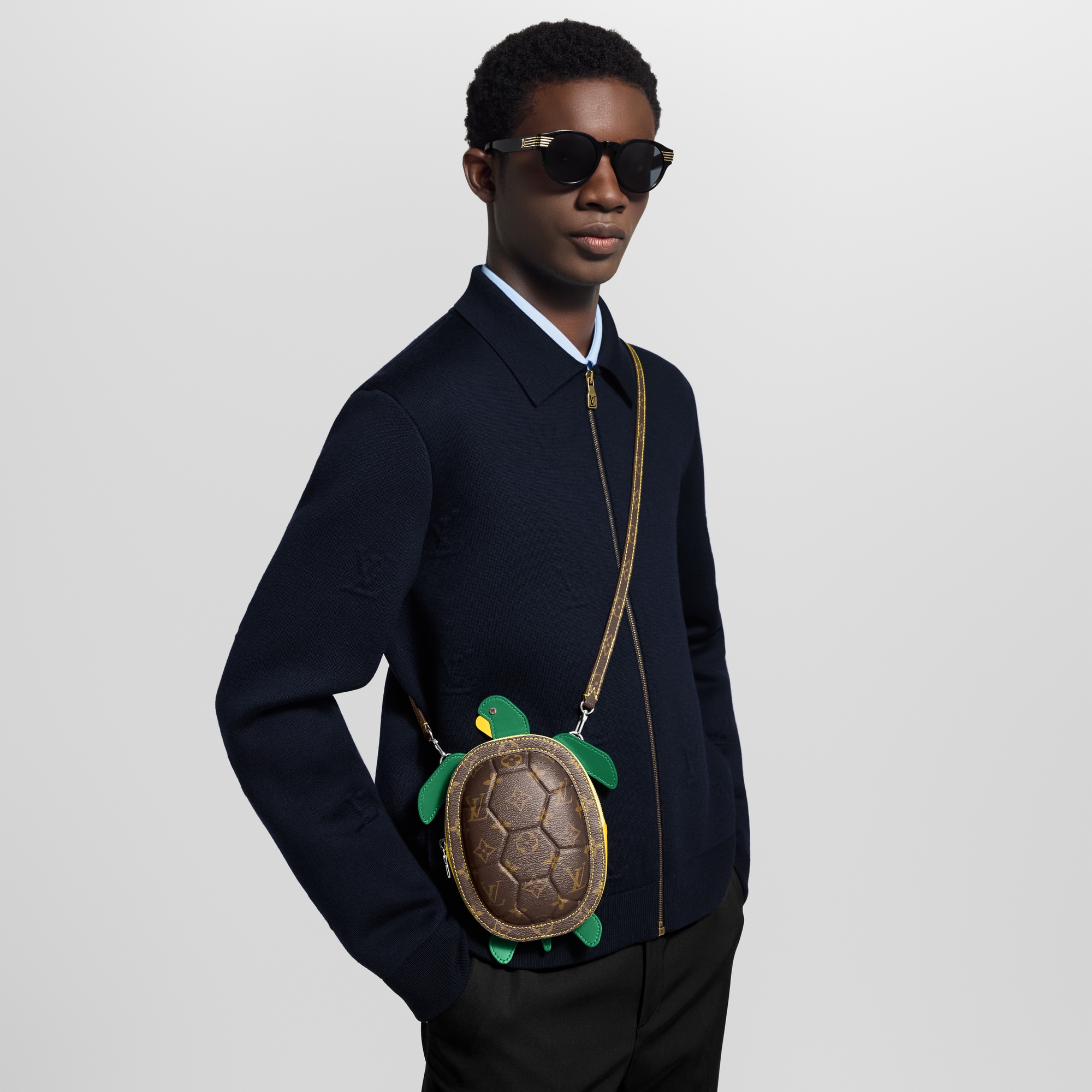 Cartera LV Turtle con bandolera Autres Toiles Monogram Hombre Carteras y pequeña marroquinería Mini Bolsos | LOUIS VUITTON (Zoom de producto)