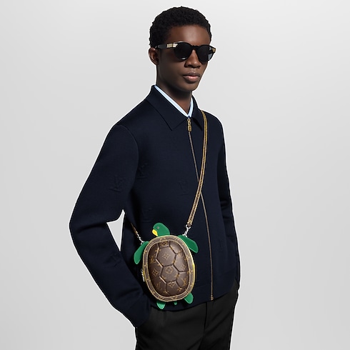 Cartera LV Turtle con bandolera Otros Monogram Canvas Hombre Carteras y pequeña marroquinería Mini Bolsos | LOUIS VUITTON (Zoom de producto)