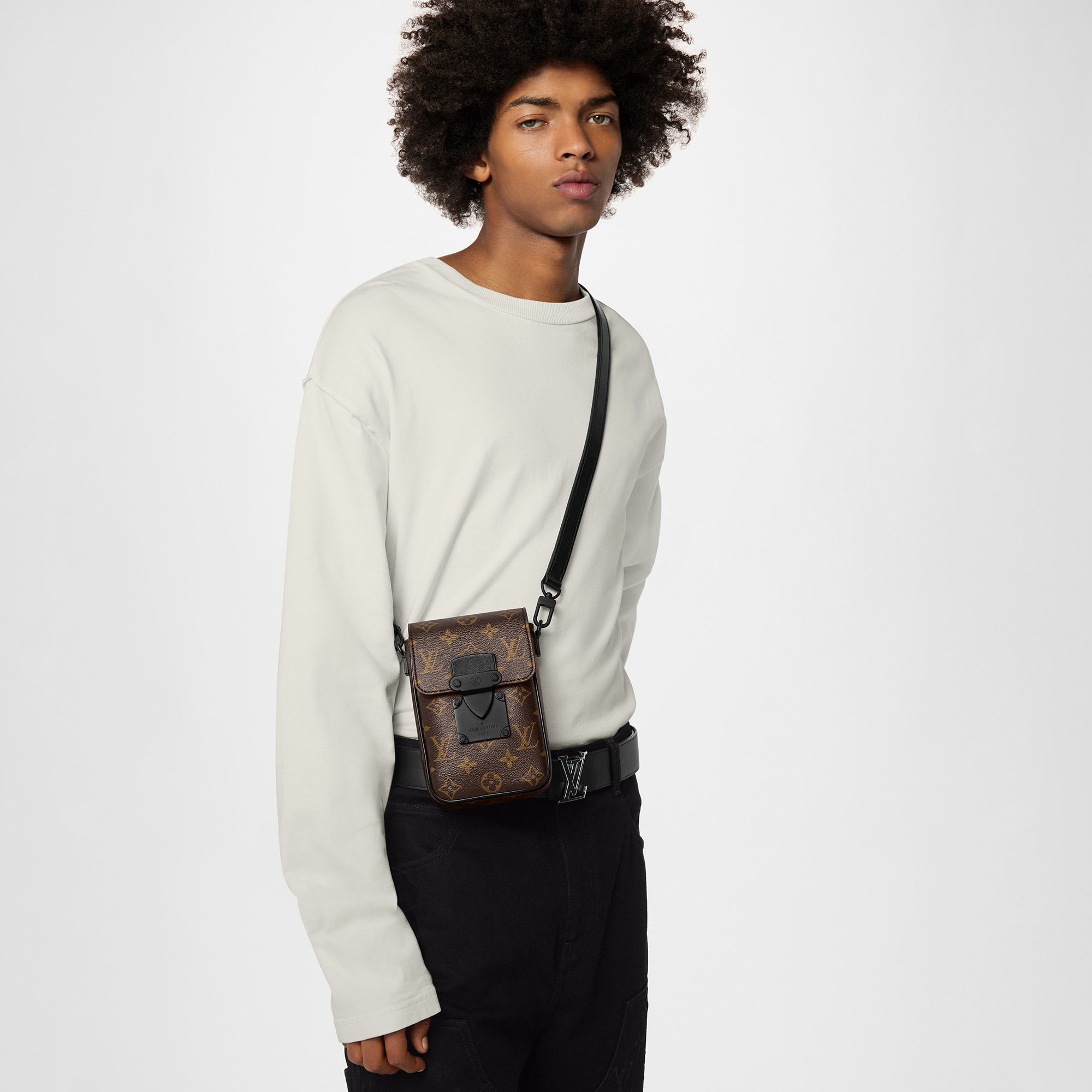 Cartera S-Lock Vertical con bandolera Lona Monogram Macassar Hombre Bolsos All Collections | LOUIS VUITTON (Zoom de producto)