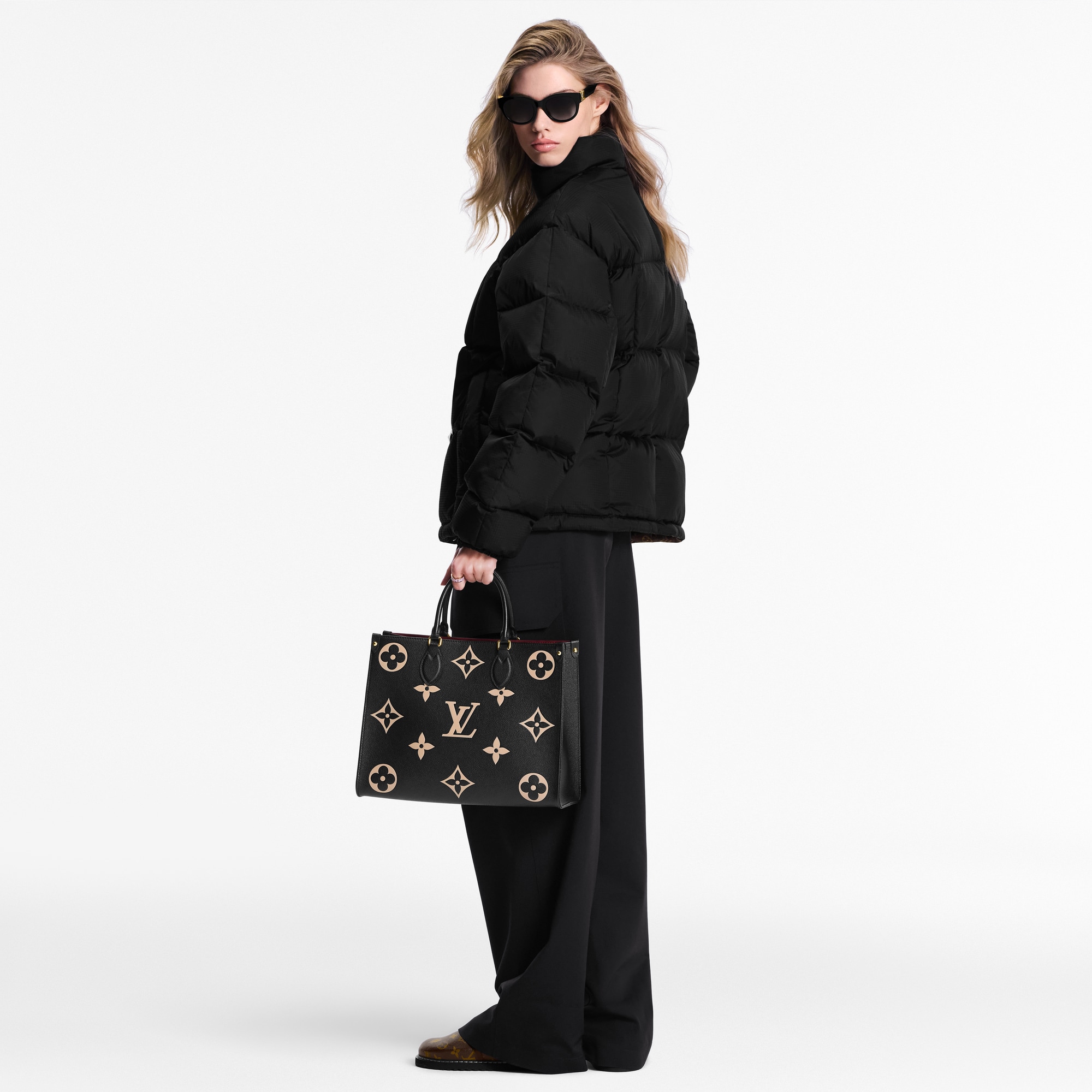 Cazadora de plumas Pillow con detalles Monogram  Mujer Prêt-à-Porter Abrigos y chaquetas | LOUIS VUITTON (Zoom de producto)