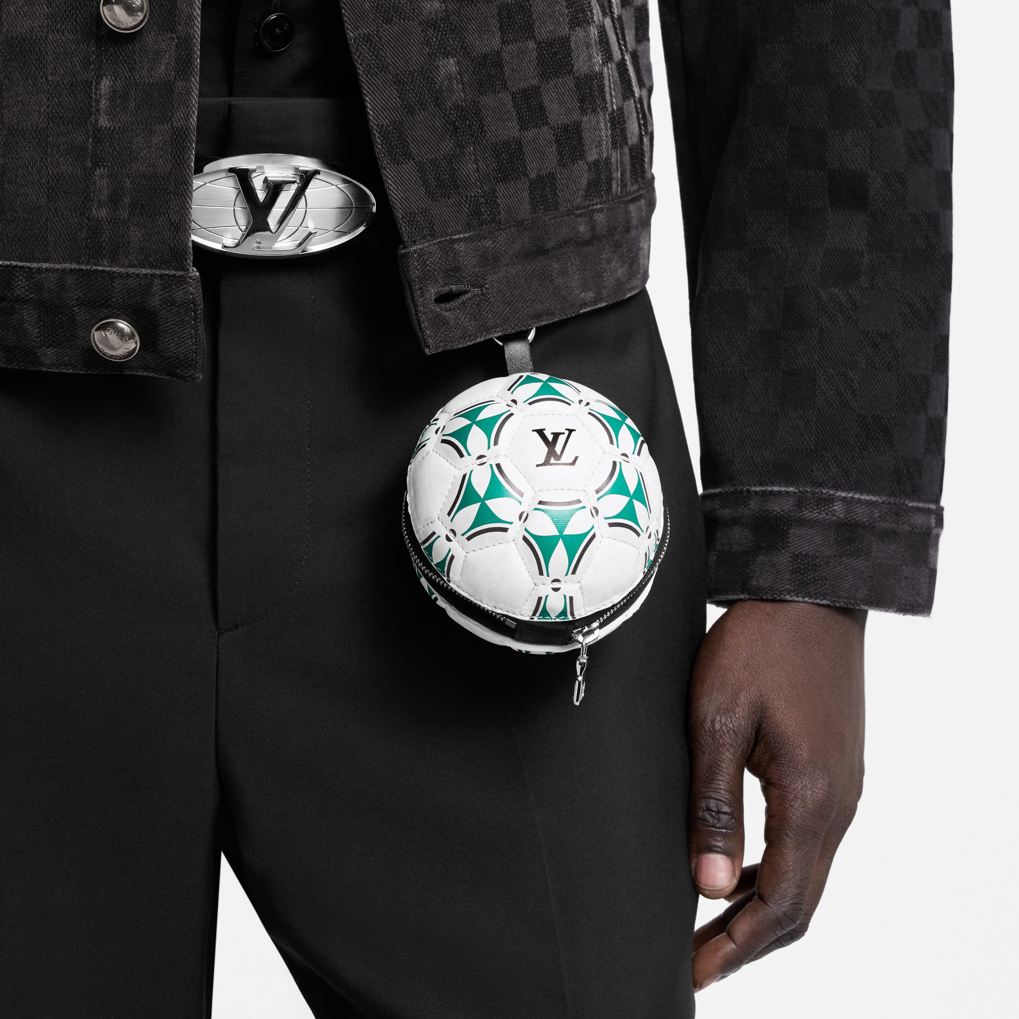 Colgante para bolso LV Football Pouch S00 Hombre Accesorios Llaveros y charms | LOUIS VUITTON (Zoom de producto)