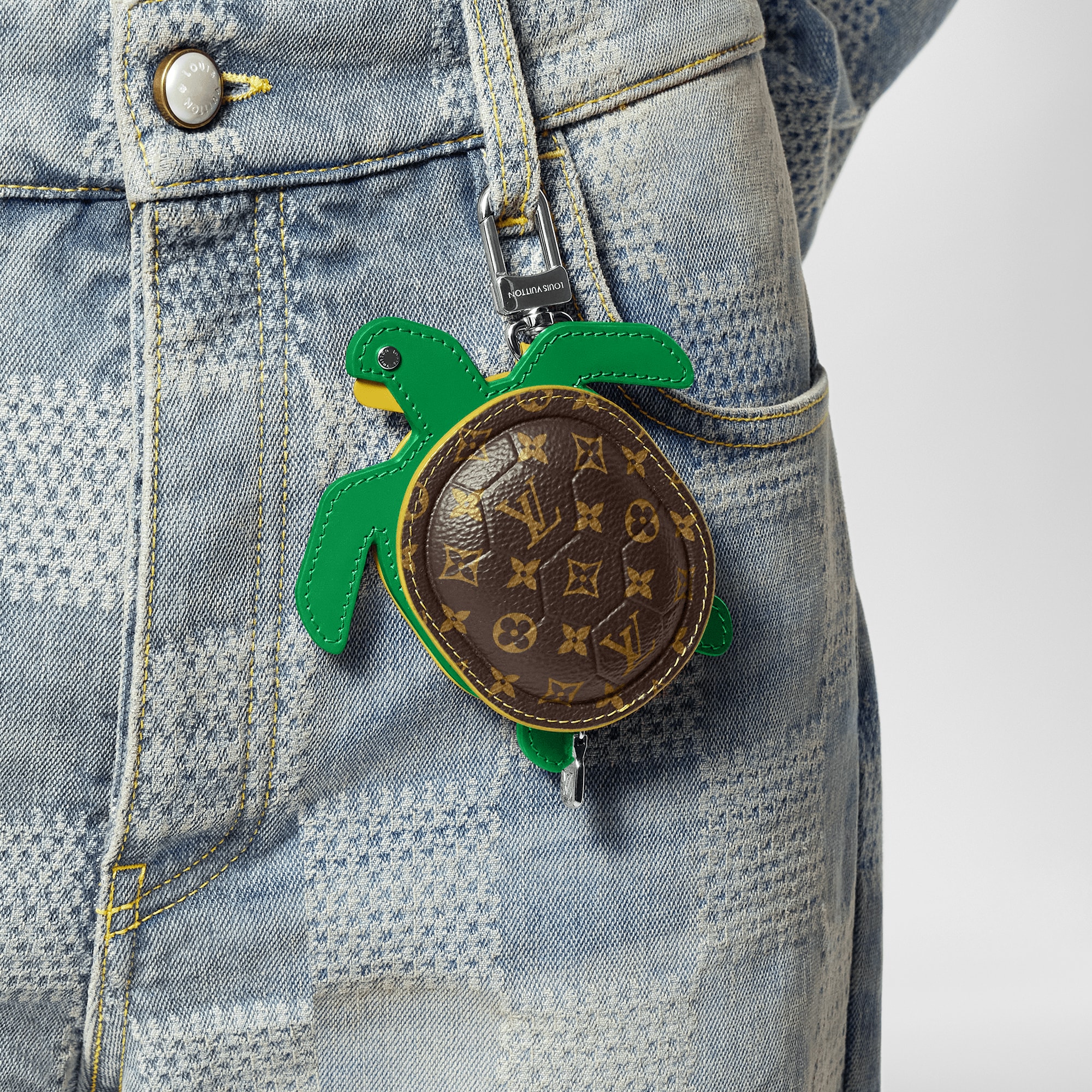 Colgante para bolso LV Turtle Pouch S00 Hombre Accesorios Llaveros y charms | LOUIS VUITTON (Zoom de producto)