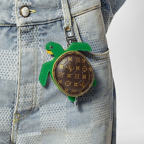Colgante para bolso LV Turtle Pouch S00 Hombre Accesorios Llaveros y charms | LOUIS VUITTON (Zoom de producto)