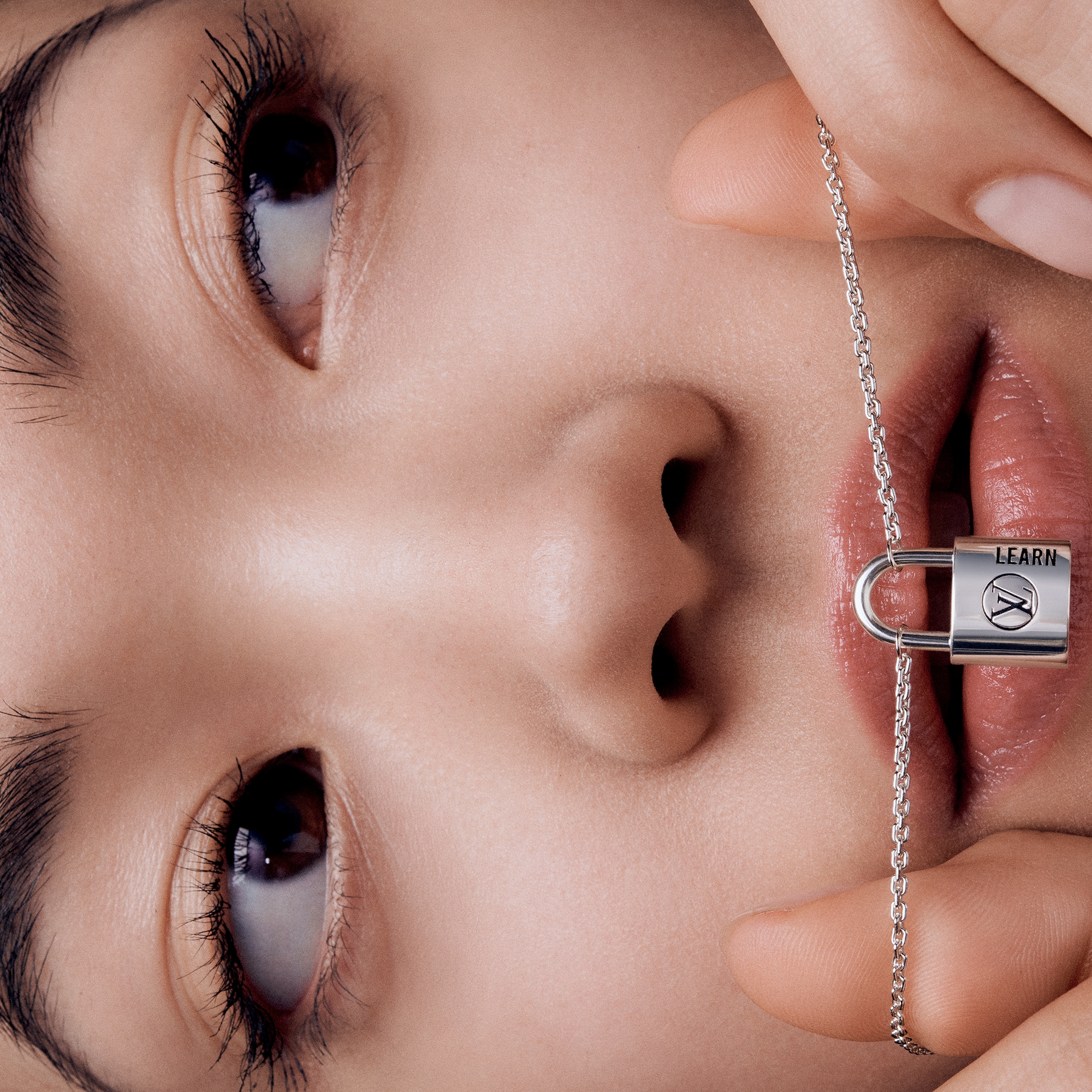 Colgante Silver Lockit en plata de ley y laca negra  Joyería Categorías Collares y colgantes | LOUIS VUITTON (Zoom de producto)