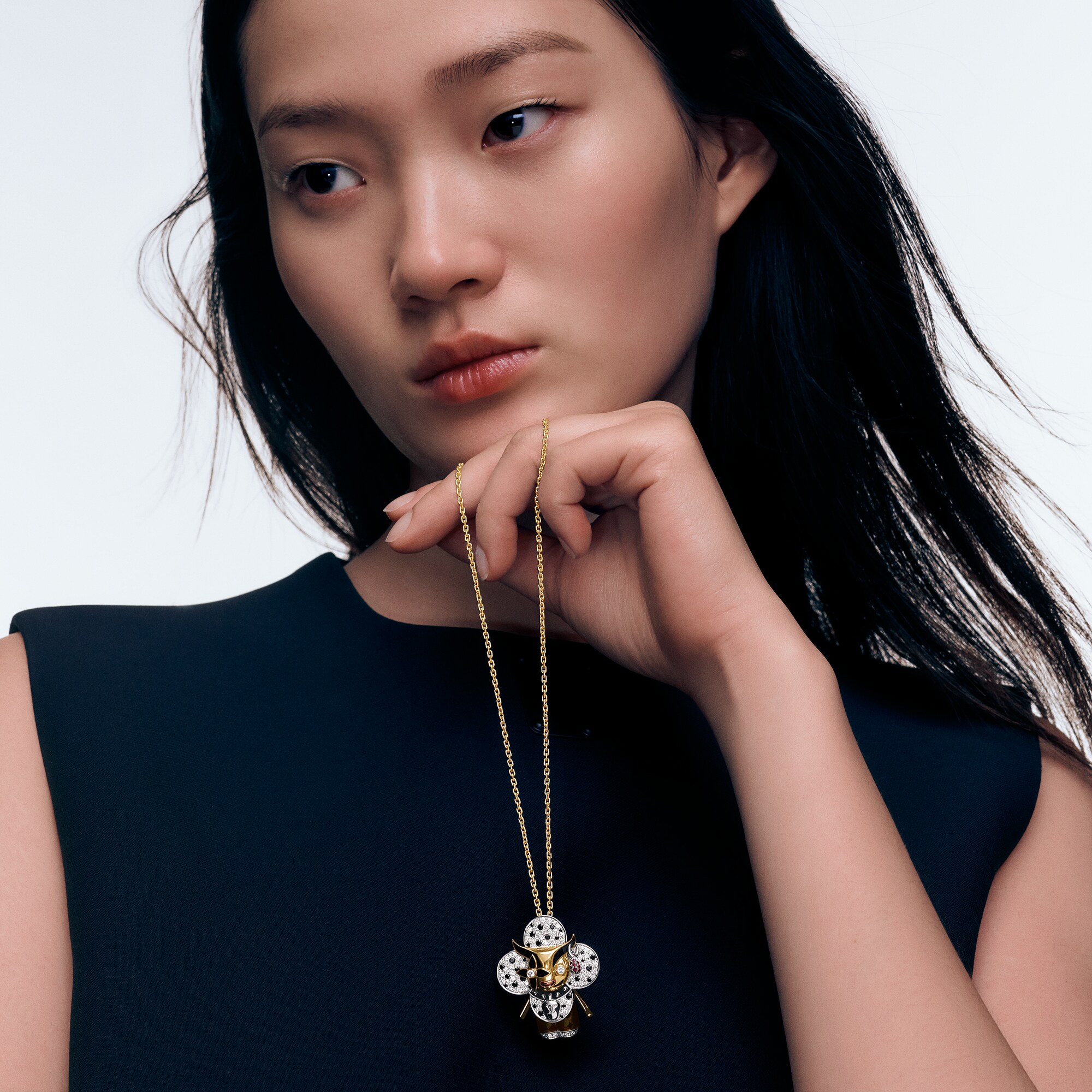 Colgante Vivienne Ox de tres oros, laca, diamantes y gemas de colores  Les Extraordinaires Joyería Collares y colgantes | LOUIS VUITTON (Zoom de producto)