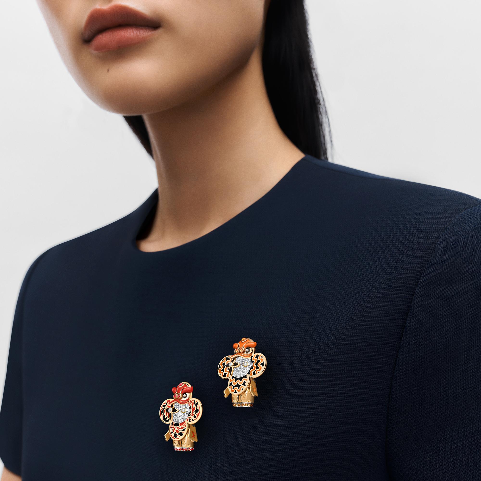 Colgante Vivienne Red Lion Dance de oro amarillo, oro blanco, laca, diamantes y piedras preciosas rojas  Joyería Categorías Collares y colgantes | LOUIS VUITTON (Zoom de producto)