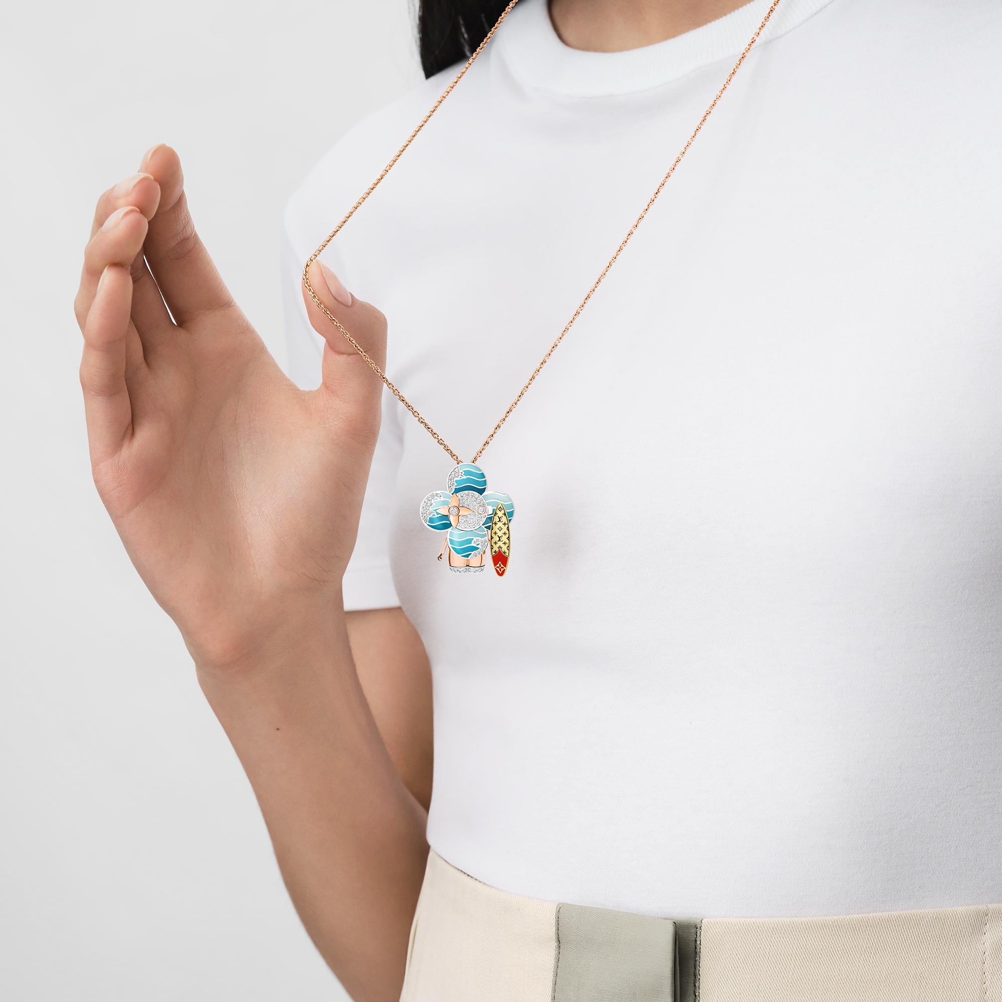 Colgante Vivienne Surfer de oro, laca y diamantes  Joyería Categorías Joyería | LOUIS VUITTON (Zoom de producto)