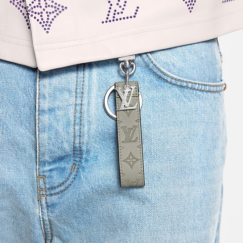 Colgante y llavero LV Shadow Dragonne S00 Hombre Accesorios Llaveros y charms | LOUIS VUITTON (Zoom de producto)