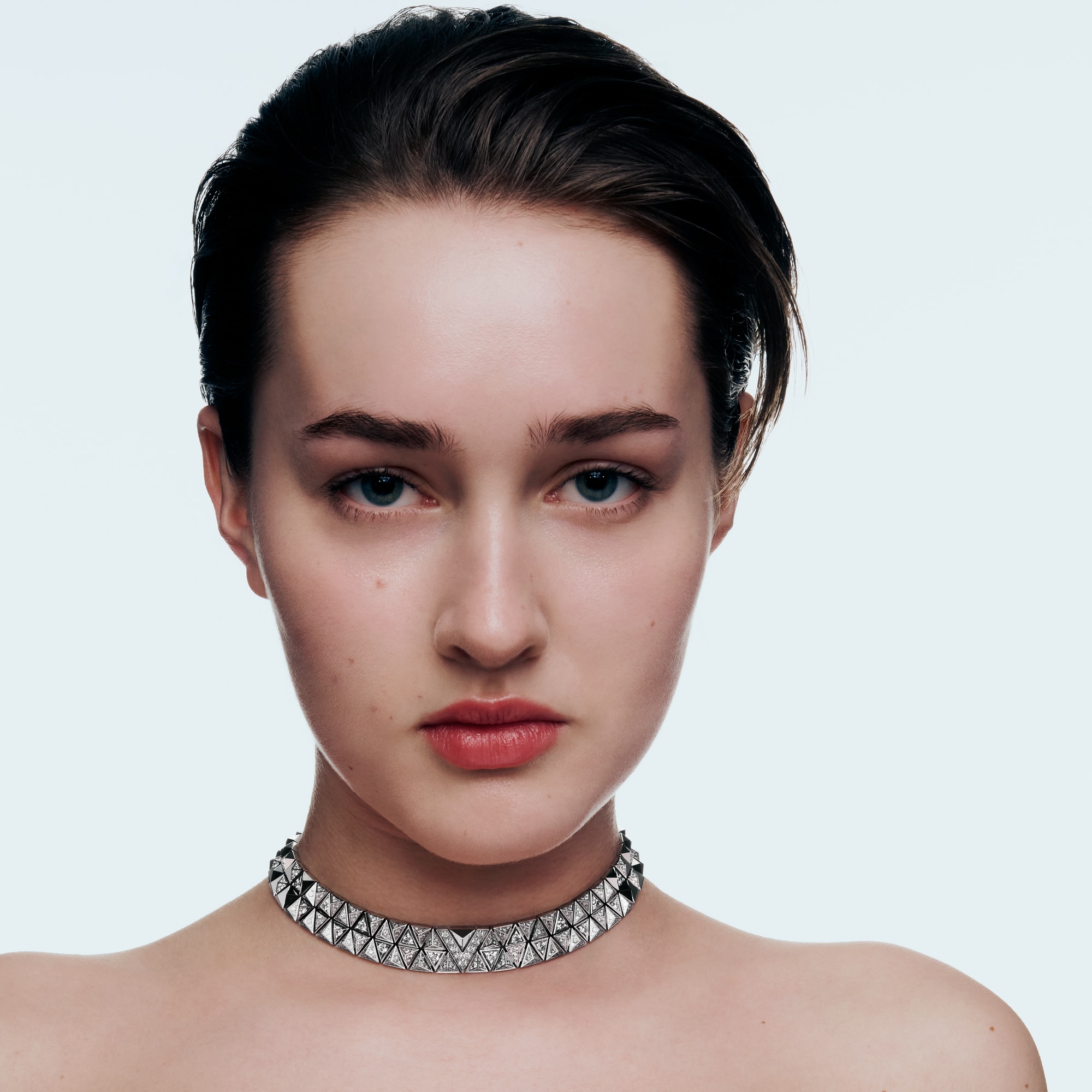 Collar Pure V de fila doble en oro blanco y diamantes  Joyería Categorías Collares y colgantes | LOUIS VUITTON (Zoom de producto)