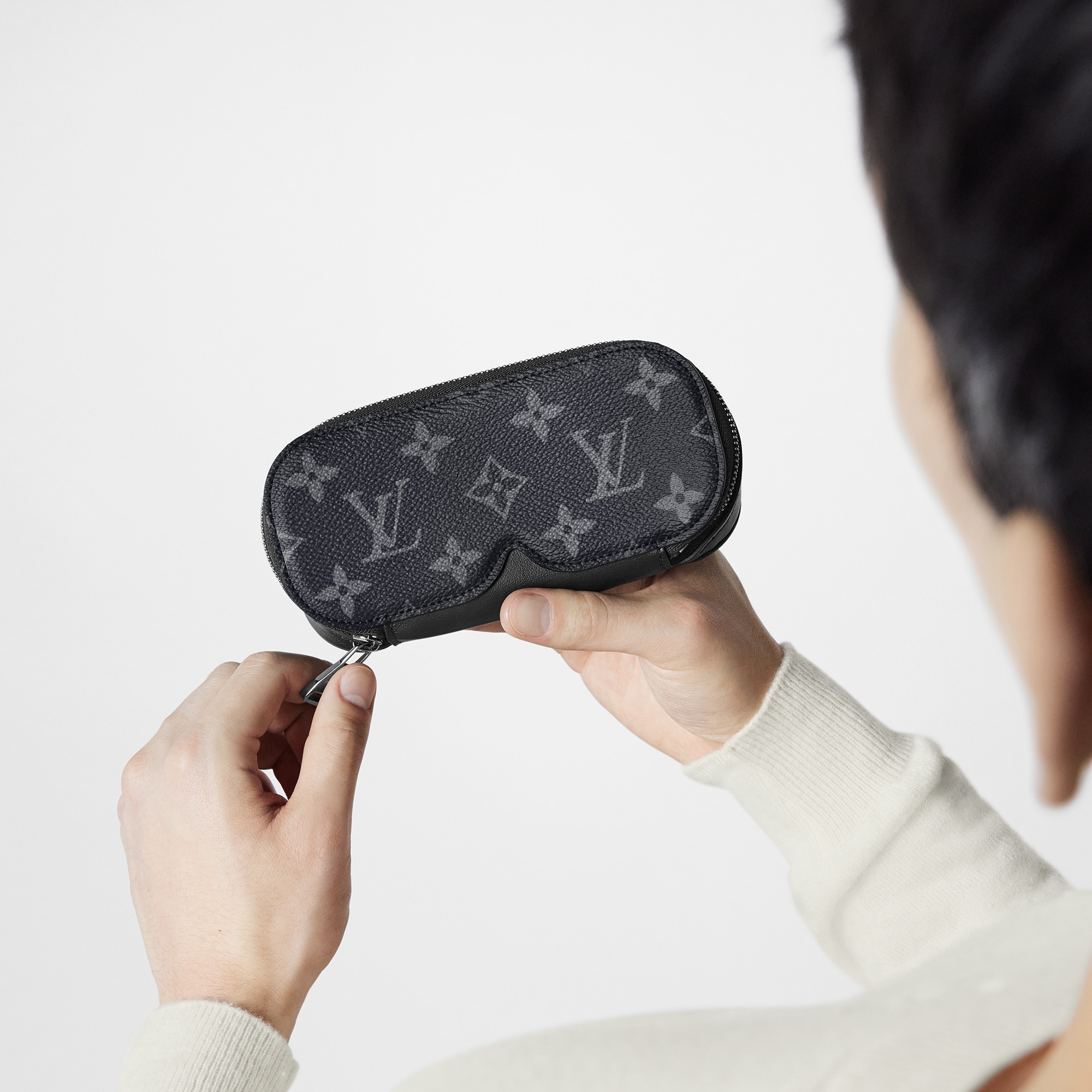 Funda para gafas de sol GM Lona Monogram Eclipse Baúles, Viaje y Hogar Deportes y juegos } | LOUIS VUITTON (Zoom de producto)