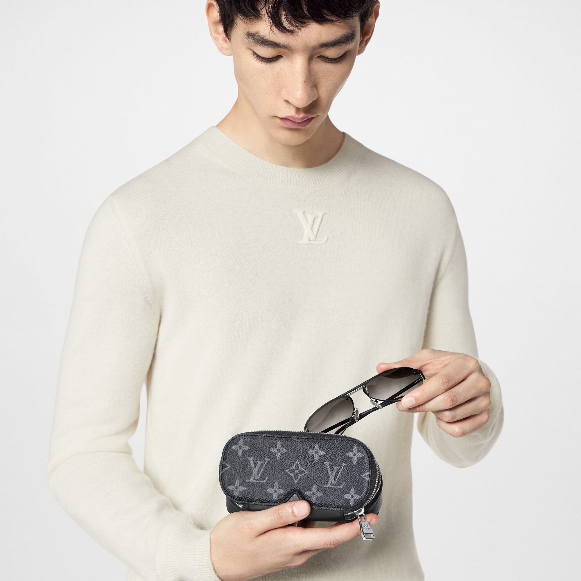 Funda para gafas de sol GM Lona Monogram Eclipse Baúles, Viaje y Hogar Deportes y juegos } | LOUIS VUITTON (Zoom de producto)