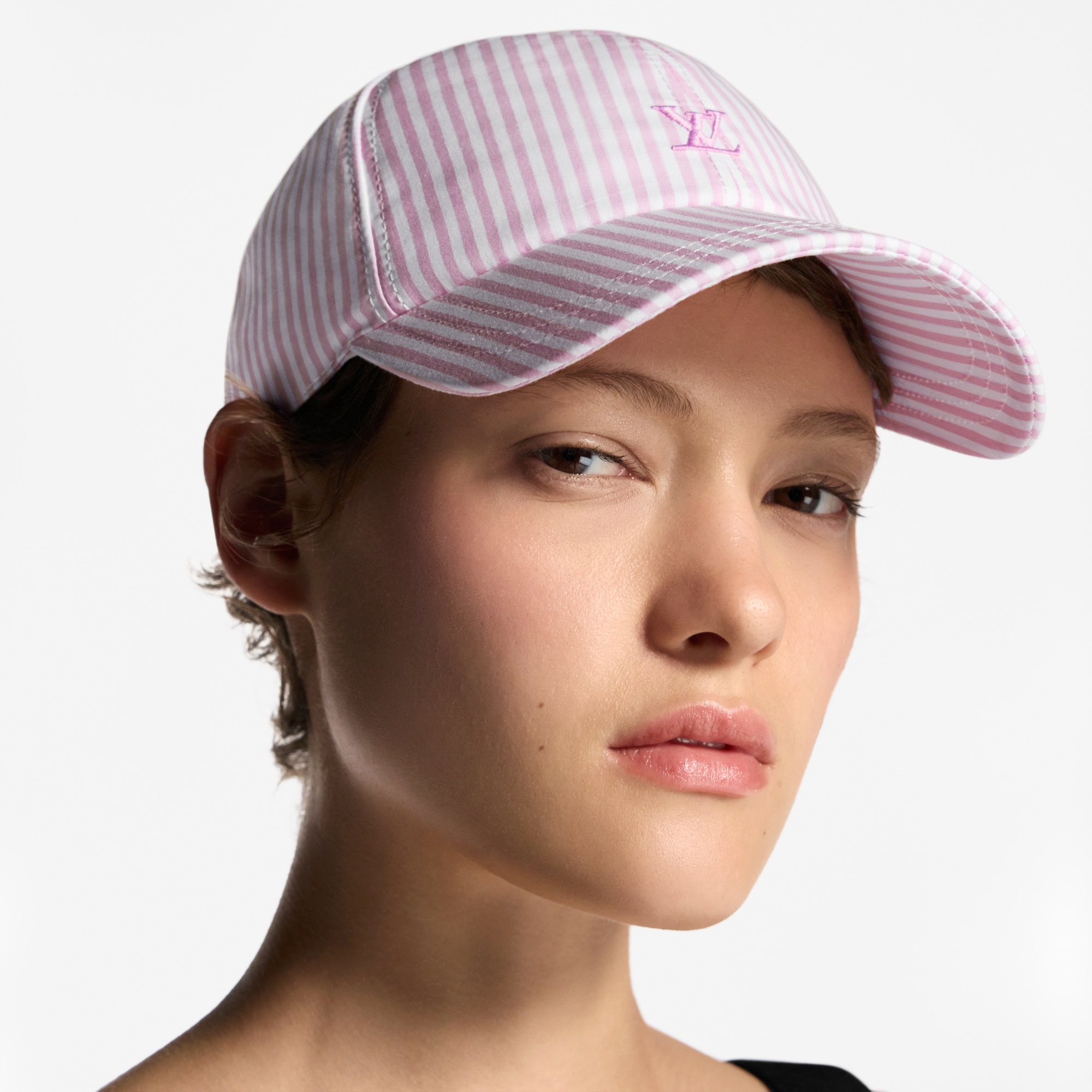 Gorra LV League S00 Mujer Accesorios Sombreros y Gorras | LOUIS VUITTON (Zoom de producto)
