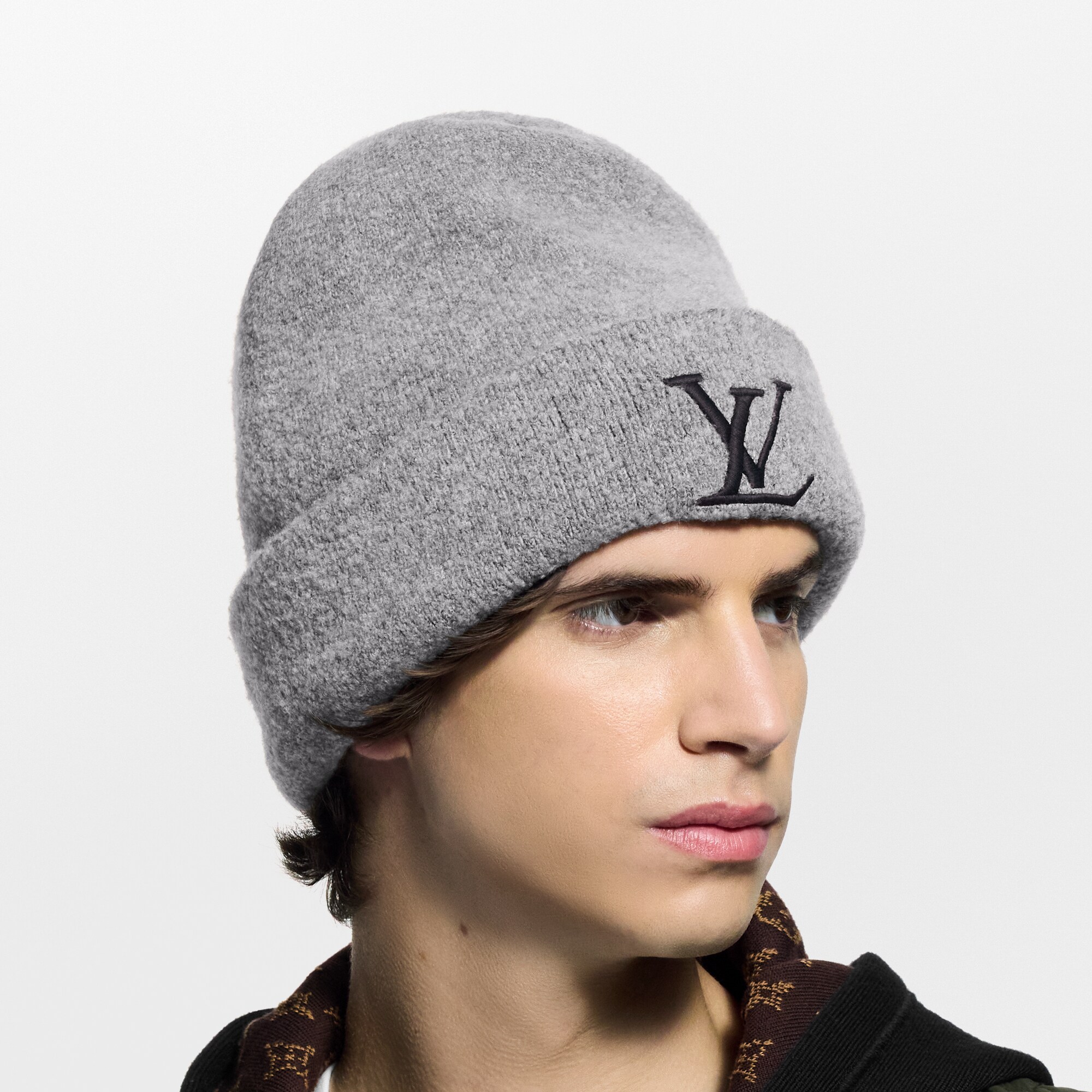Gorro LV Crush Monogram Surplus S00 Hombre Accesorios Sombreros, Gorros y Guantes | LOUIS VUITTON (Zoom de producto)