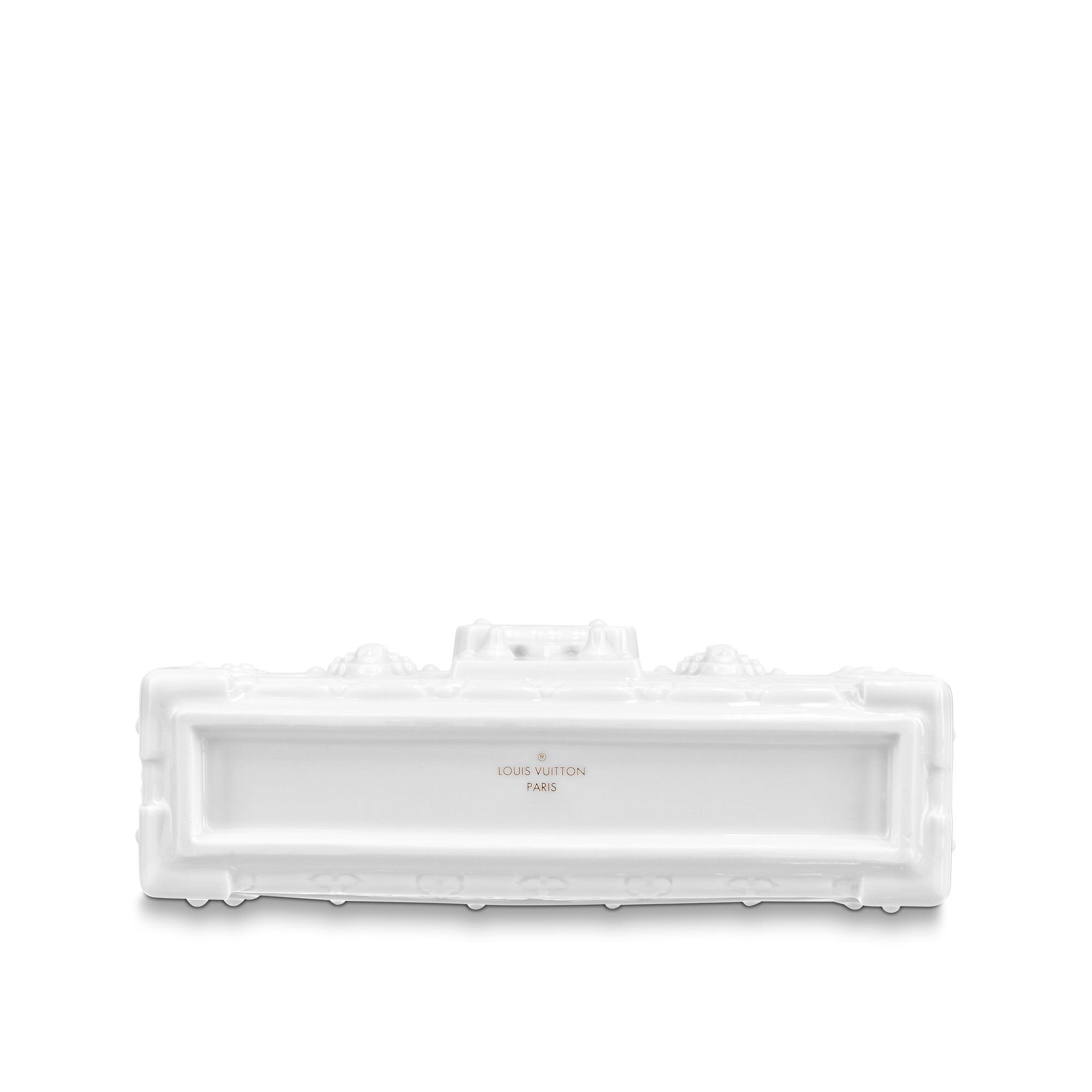 Jarrón de porcelana Petite Malle Lona Monogram Baúles, Viaje y Hogar Lo más destacado Campaña Art of Living | LOUIS VUITTON (Zoom de producto)