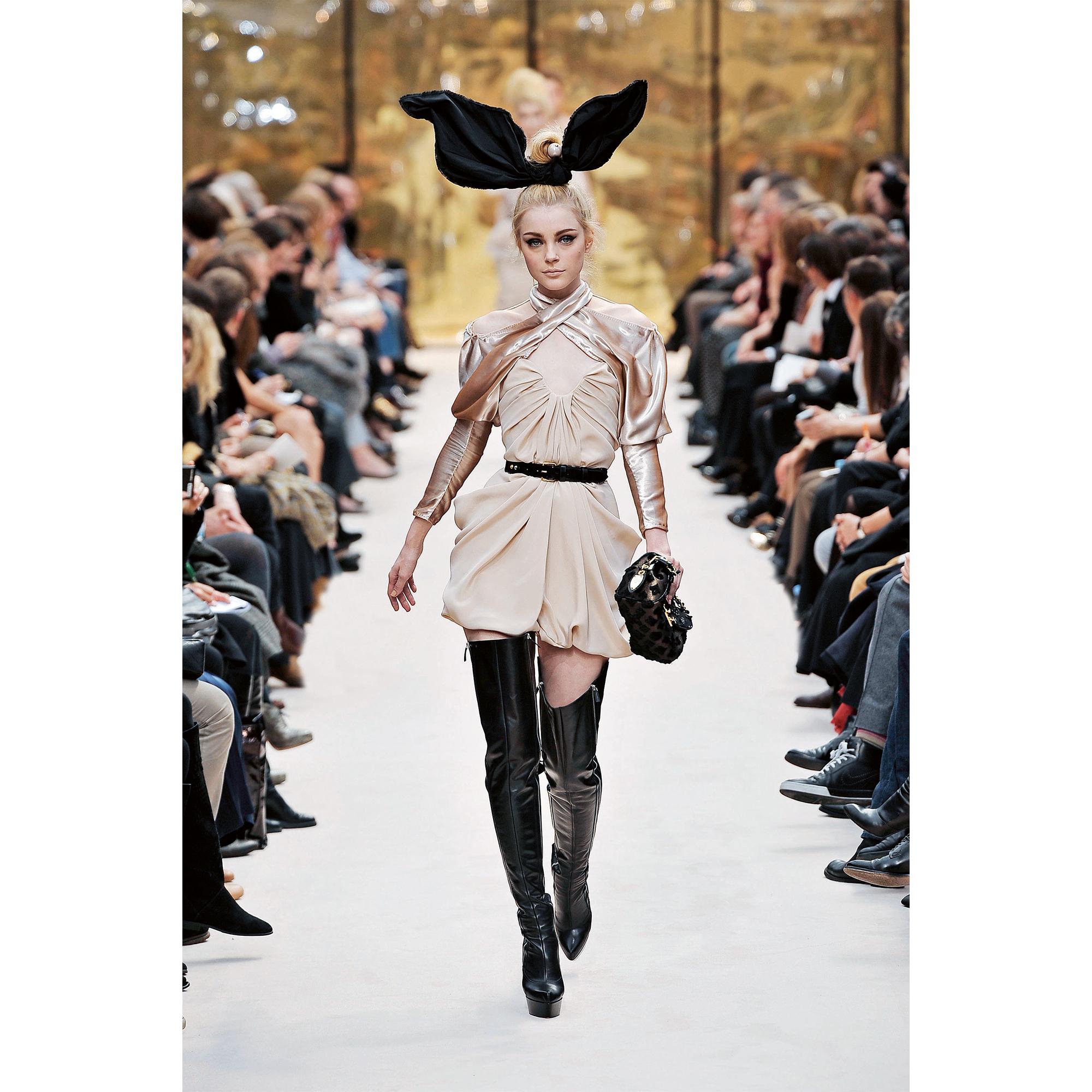 Libro Louis Vuitton Catwalk  Baúles, Viaje y Hogar Libros Libros de tapa dura | LOUIS VUITTON (Zoom de producto)