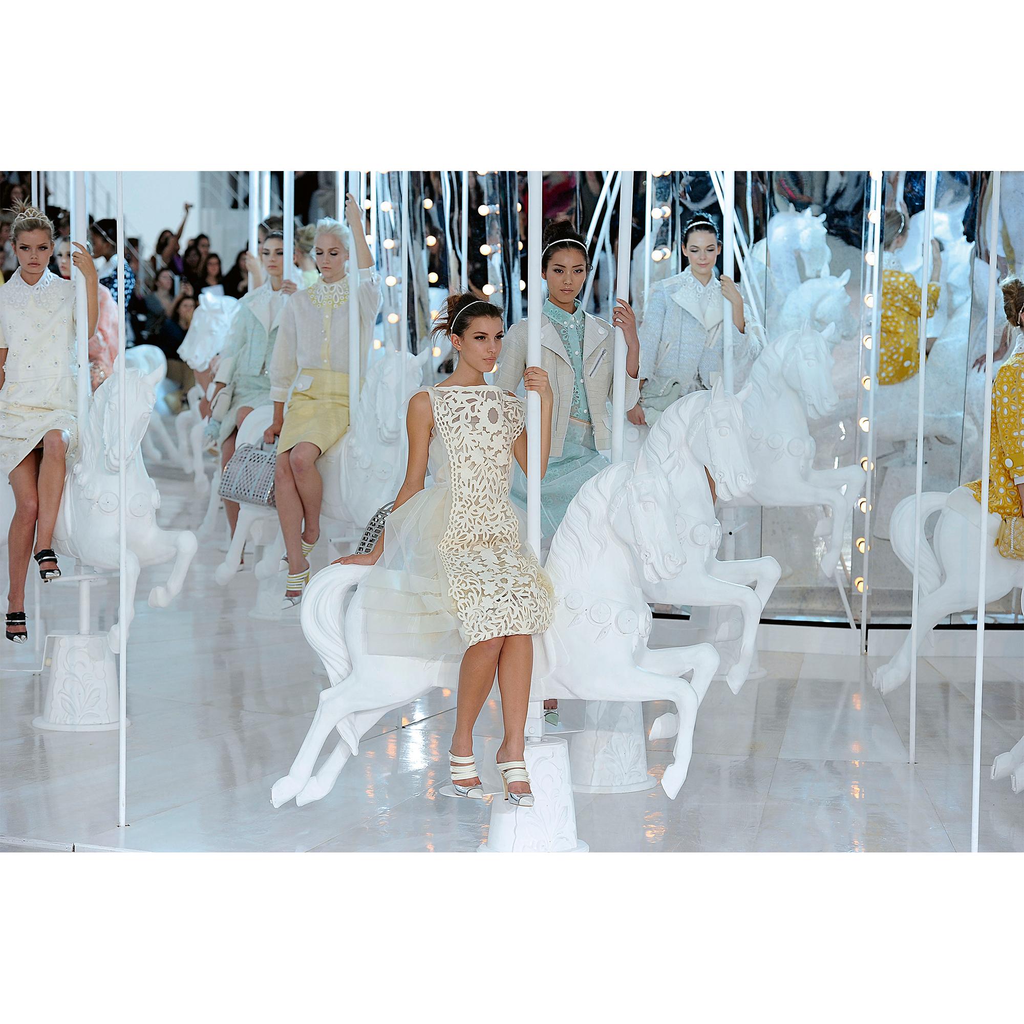 Libro Louis Vuitton Catwalk  Baúles, Viaje y Hogar Libros Libros de tapa dura | LOUIS VUITTON (Zoom de producto)