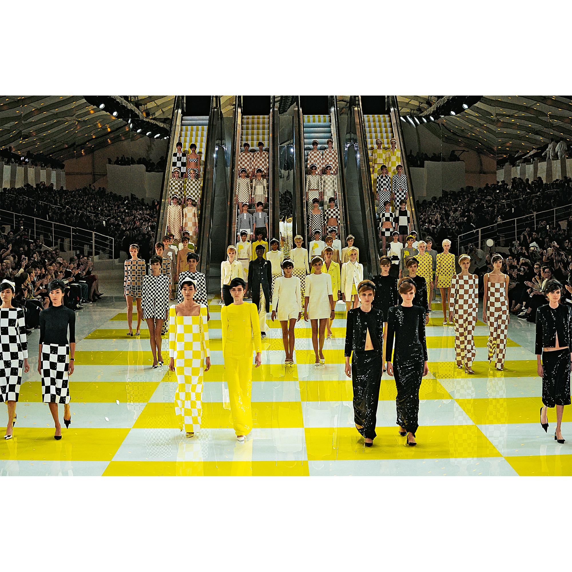 Libro Louis Vuitton Catwalk  Baúles, Viaje y Hogar Libros Libros de tapa dura | LOUIS VUITTON (Zoom de producto)