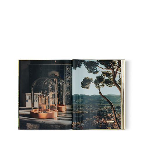 Louis Vuitton: A Perfume Atlas, versión francesa Baúles, Viaje y Hogar Libros Libros de tapa dura | LOUIS VUITTON (Zoom de producto)