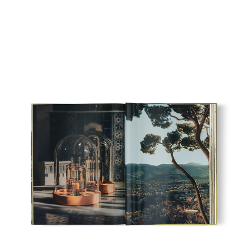Louis Vuitton: A Perfume Atlas, versión inglesa Baúles, Viaje y Hogar Libros Libros de tapa dura | LOUIS VUITTON (Zoom de producto)