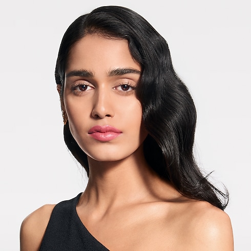 LV Rouge - Barra de labios satinada Perfumes y Beauty Labios } | LOUIS VUITTON (Zoom de producto)