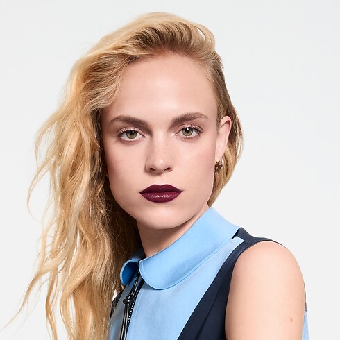 LV Rouge - Barra de labios satinada Perfumes y Beauty Labios } | LOUIS VUITTON (Zoom de producto)