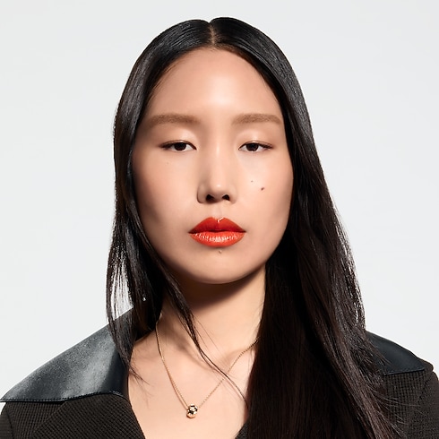 LV Rouge - Recarga de barra de labios satinada Perfumes y Beauty Labios } | LOUIS VUITTON (Zoom de producto)