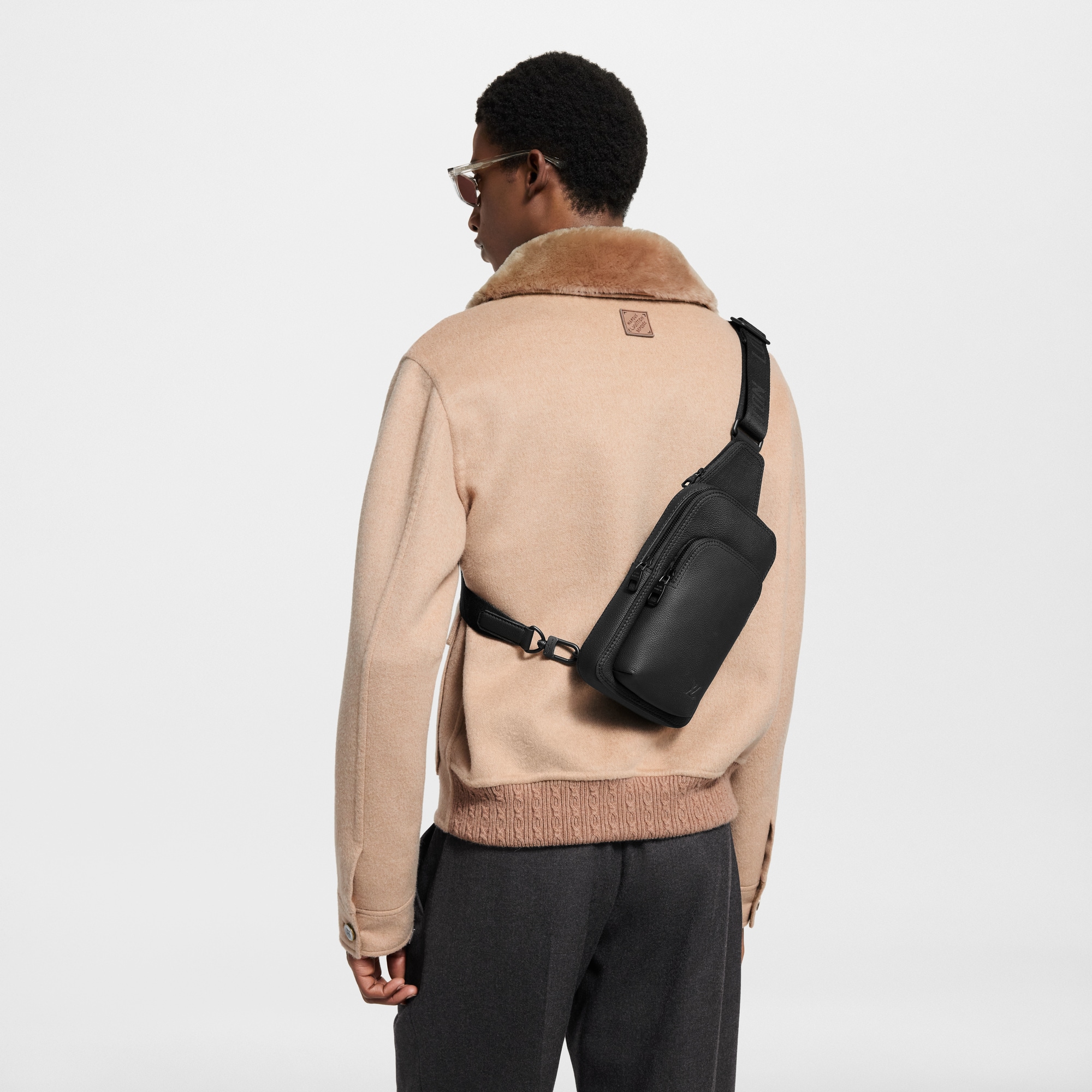 Mochila bandolera Avenue PM LV Aerogram Bolsos y pequeña marroquinería Bolso de hombre Novedades | LOUIS VUITTON (Zoom de producto)