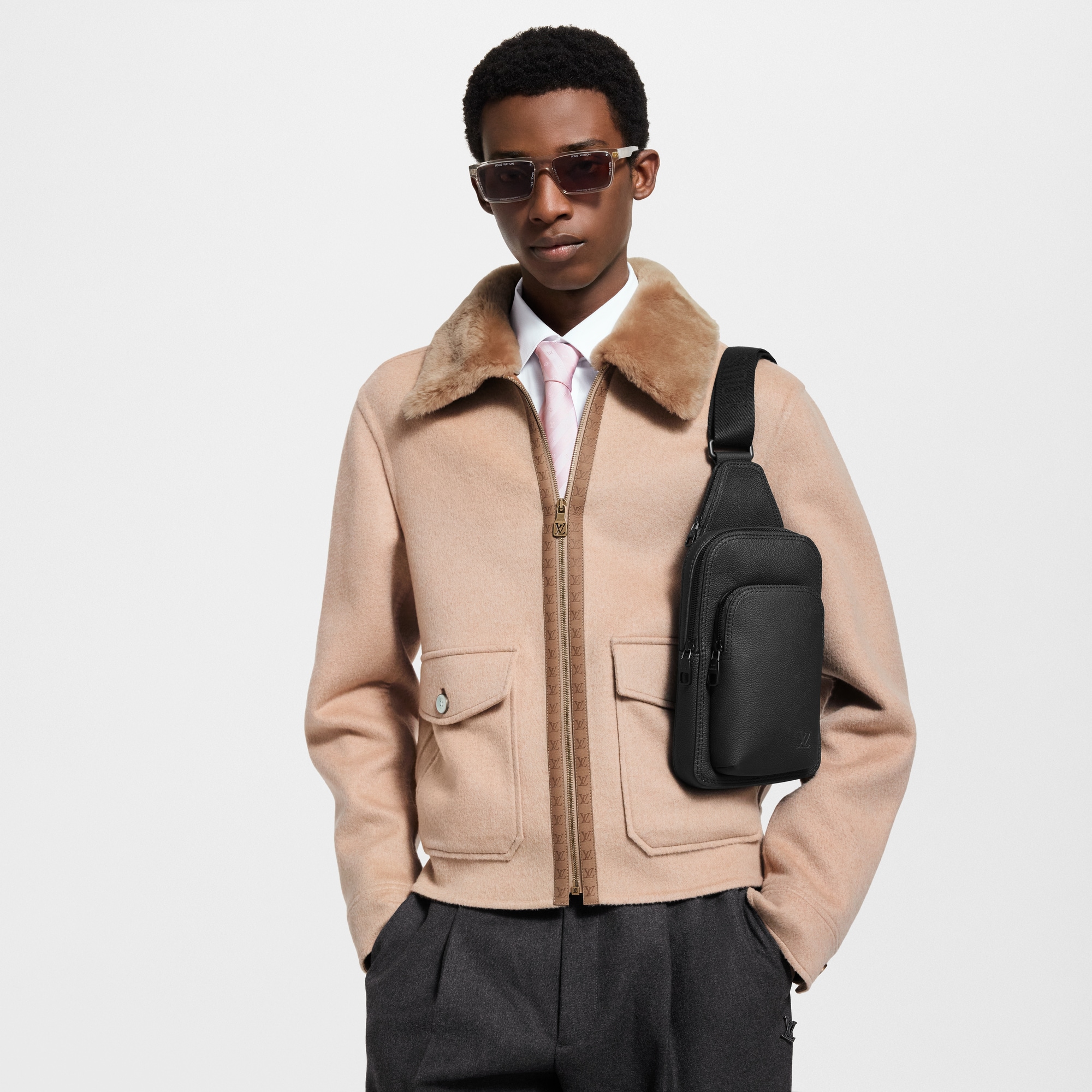 Mochila bandolera Avenue PM LV Aerogram Bolsos y pequeña marroquinería Bolso de hombre Novedades | LOUIS VUITTON (Zoom de producto)