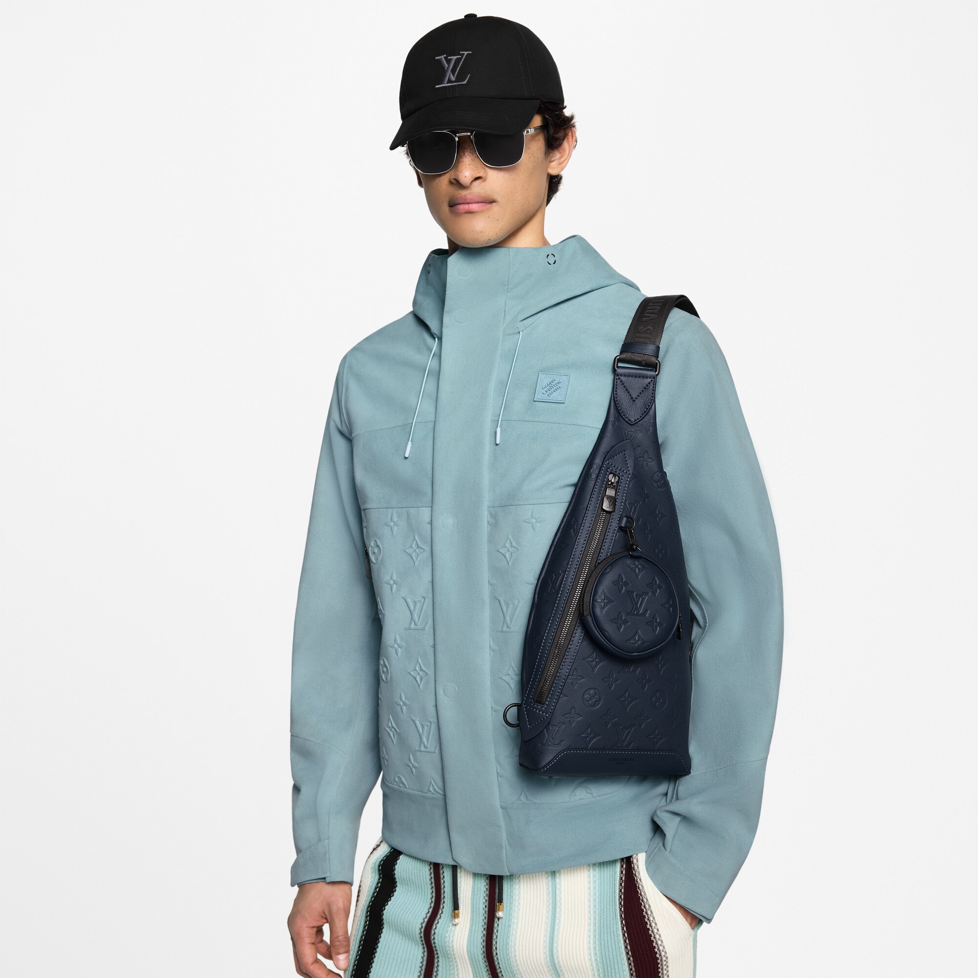 Mochila bandolera Duo Monogram Shadow Bolsos y pequeña marroquinería Bolsos de mujer Novedades | LOUIS VUITTON (Zoom de producto)