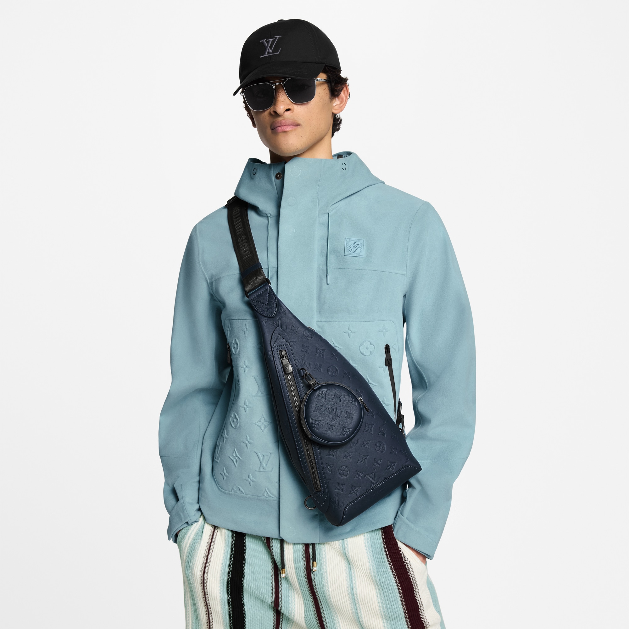 Mochila bandolera Duo Monogram Shadow Bolsos y pequeña marroquinería Bolsos de mujer Novedades | LOUIS VUITTON (Zoom de producto)