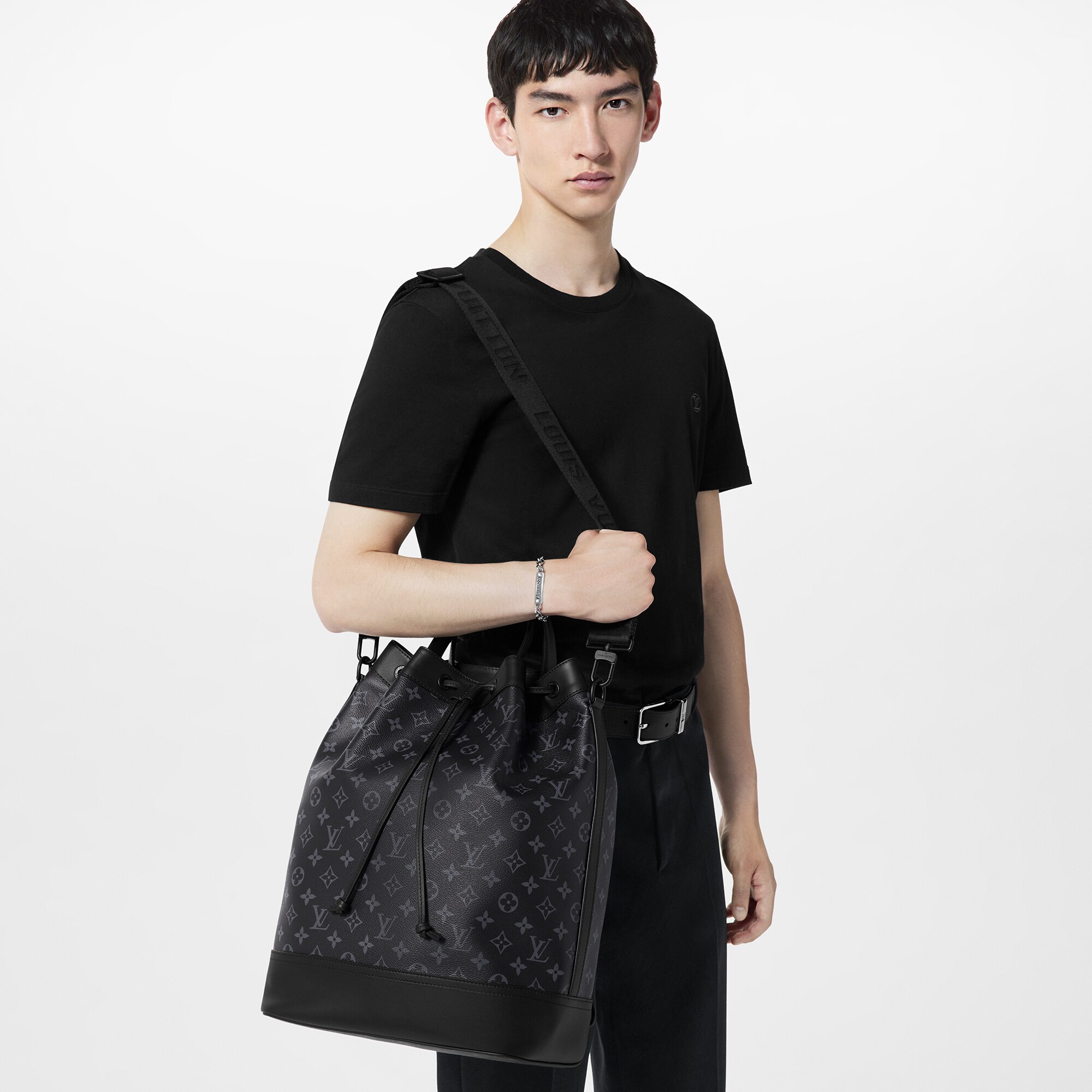 Mochila bandolera Maxi Noé Monogram Eclipse Hombre Discontinued Product Obs 13 | LOUIS VUITTON (Zoom de producto)