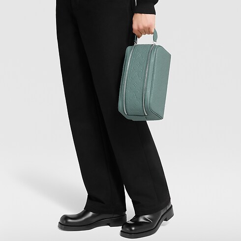 Neceser Dopp Kit Taurillon Monogram Hombre Viaje Accesorios de viaje | LOUIS VUITTON (Zoom de producto)