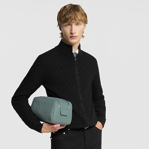 Neceser Dopp Kit Taurillon Monogram Hombre Viaje Accesorios de viaje | LOUIS VUITTON (Zoom de producto)