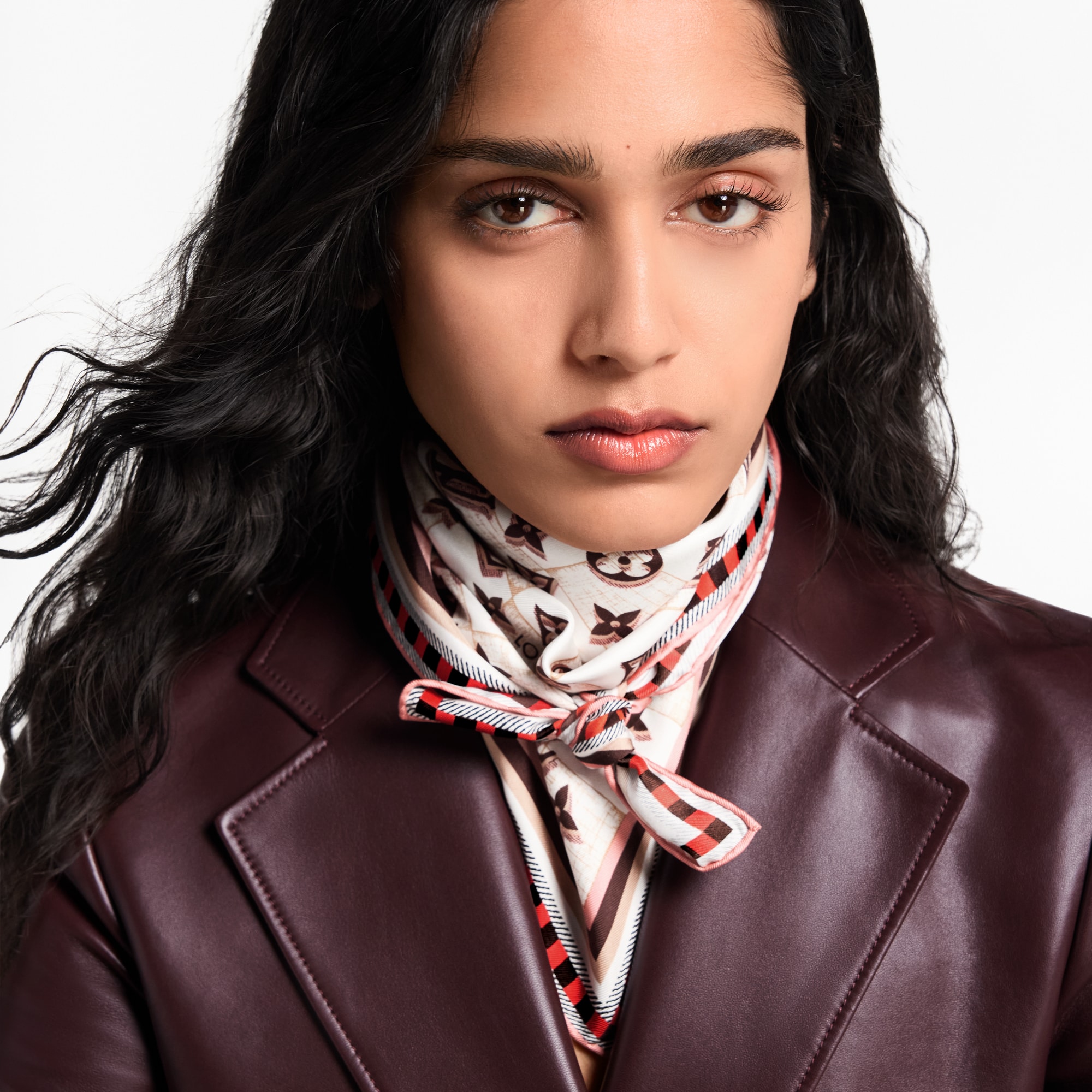 Pañuelo Damiergram 70 S00 Mujer Accesorios Pañuelos de seda y bandanas | LOUIS VUITTON (Zoom de producto)