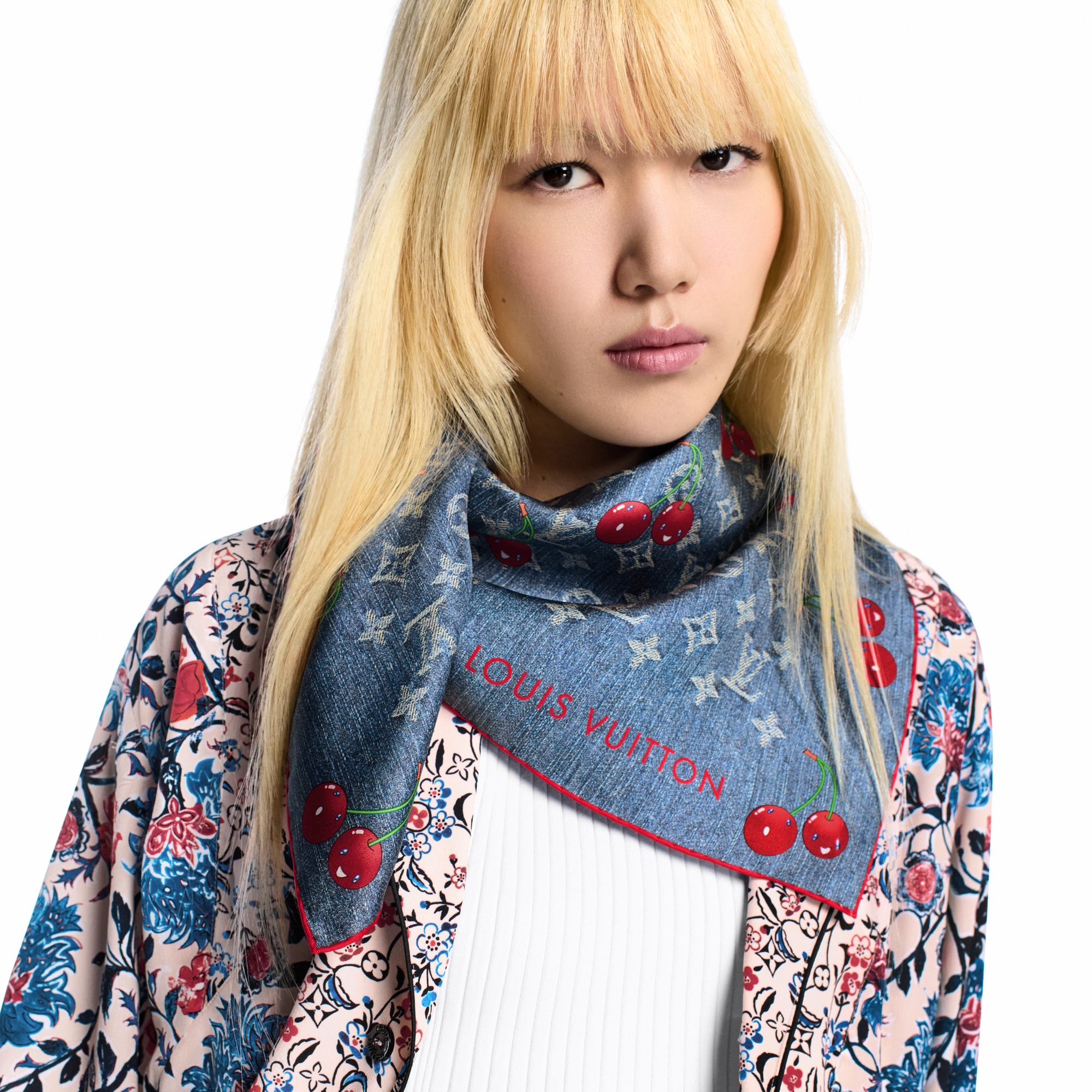 Pañuelo Denim Cerise 90 LV x TM S00 Mujer Accesorios Pañuelos de seda y bandanas | LOUIS VUITTON (Zoom de producto)