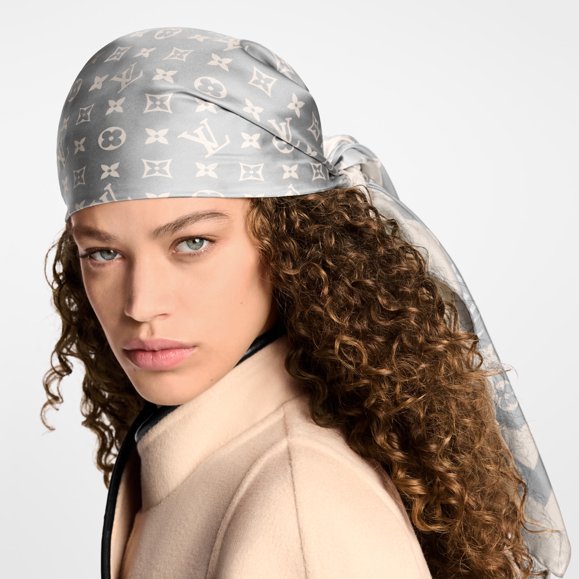 Pañuelo Monogram Silhouette 90 S00 Mujer Accesorios Pañuelos de seda y bandanas | LOUIS VUITTON (Zoom de producto)