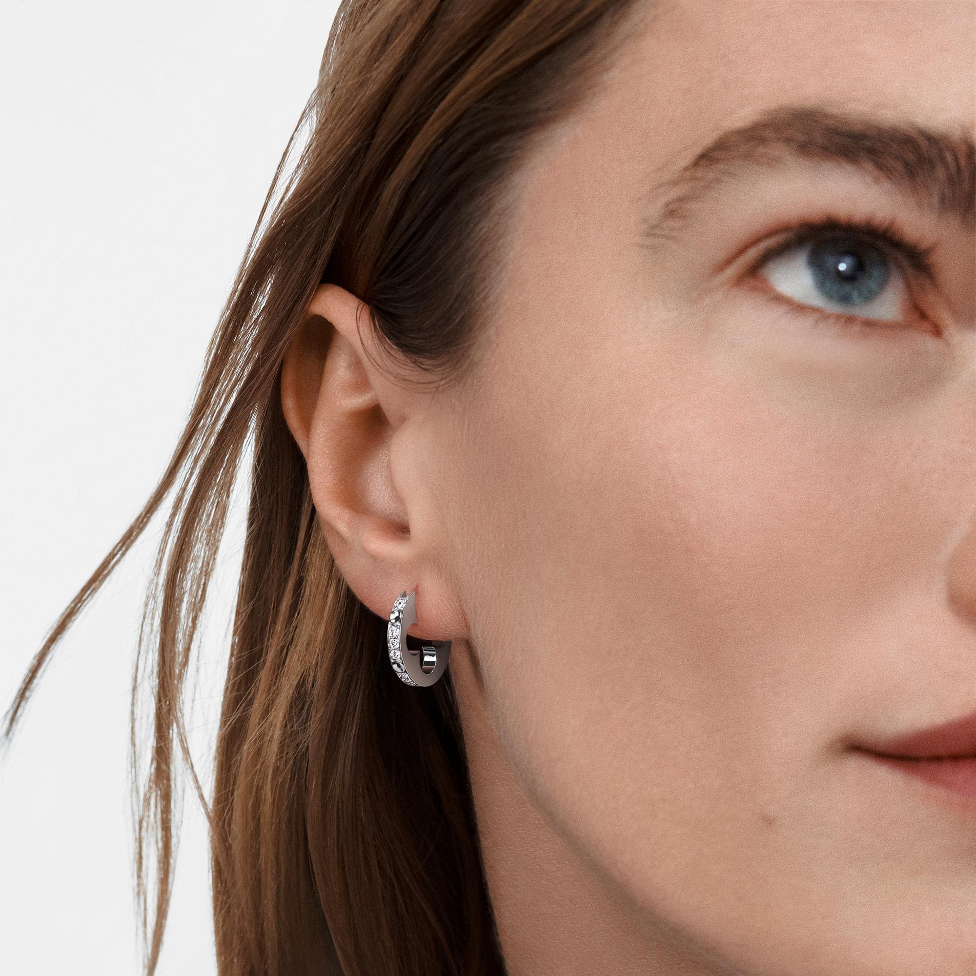 Pendiente de aro Empreinte en oro blanco y diamantes (unidad)  Joyería Categorías Pendientes | LOUIS VUITTON (Zoom de producto)