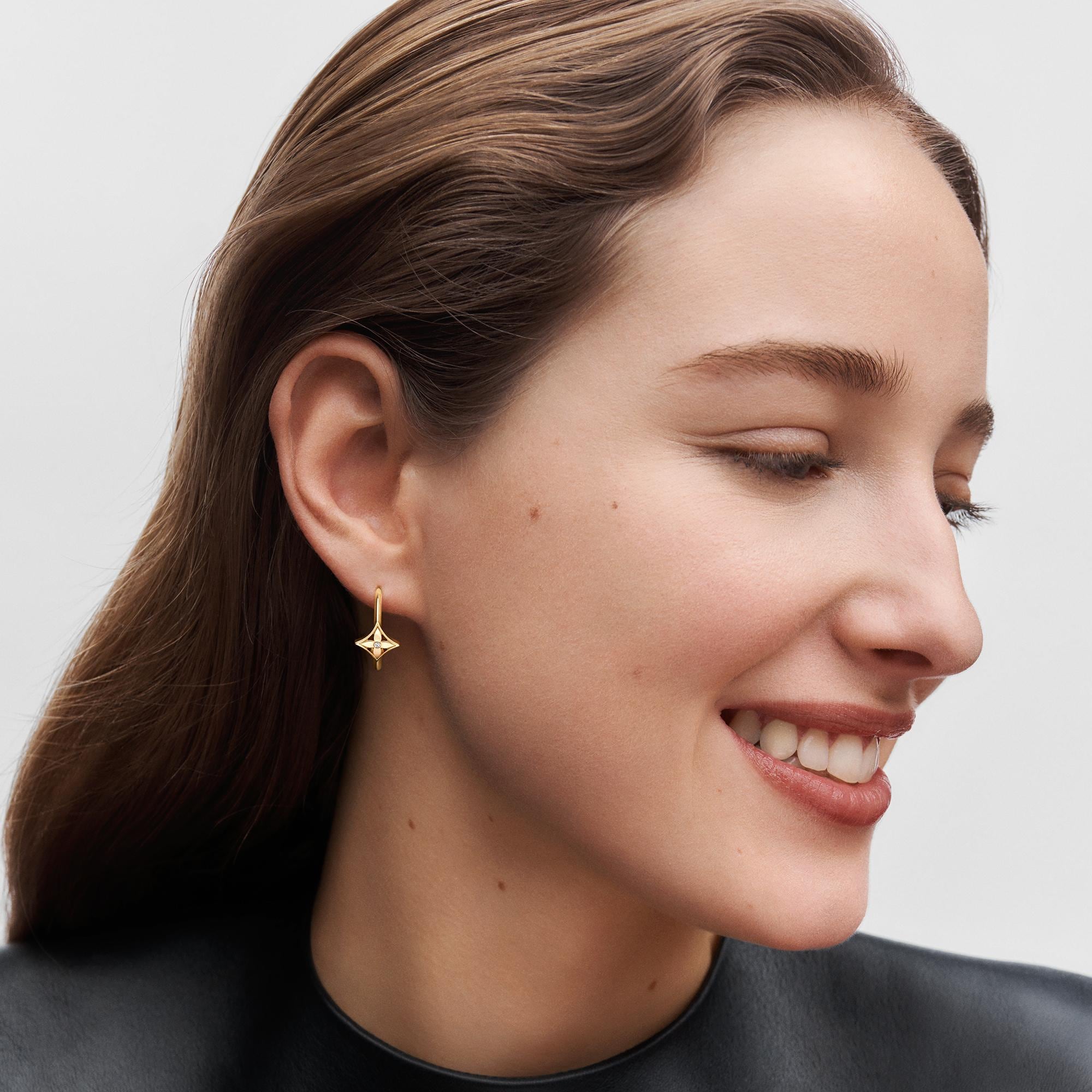 Pendiente de aro Idylle Blossom de oro amarillo y diamante (unidad)  Joyería Categorías Pendientes | LOUIS VUITTON (Zoom de producto)