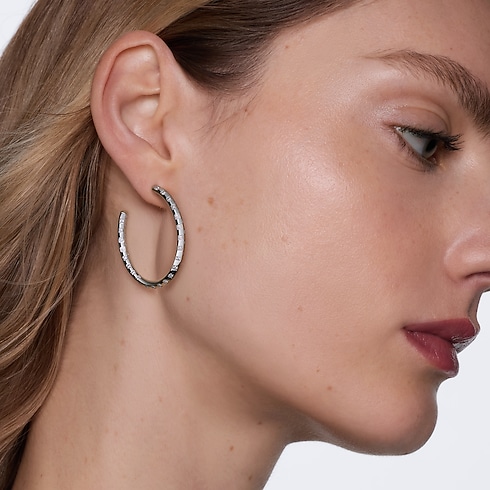 Pendientes de aro grandes Le Damier de Louis Vuitton de oro blanco y diamantes Joyería Categorías Pendientes | LOUIS VUITTON (Zoom de producto)