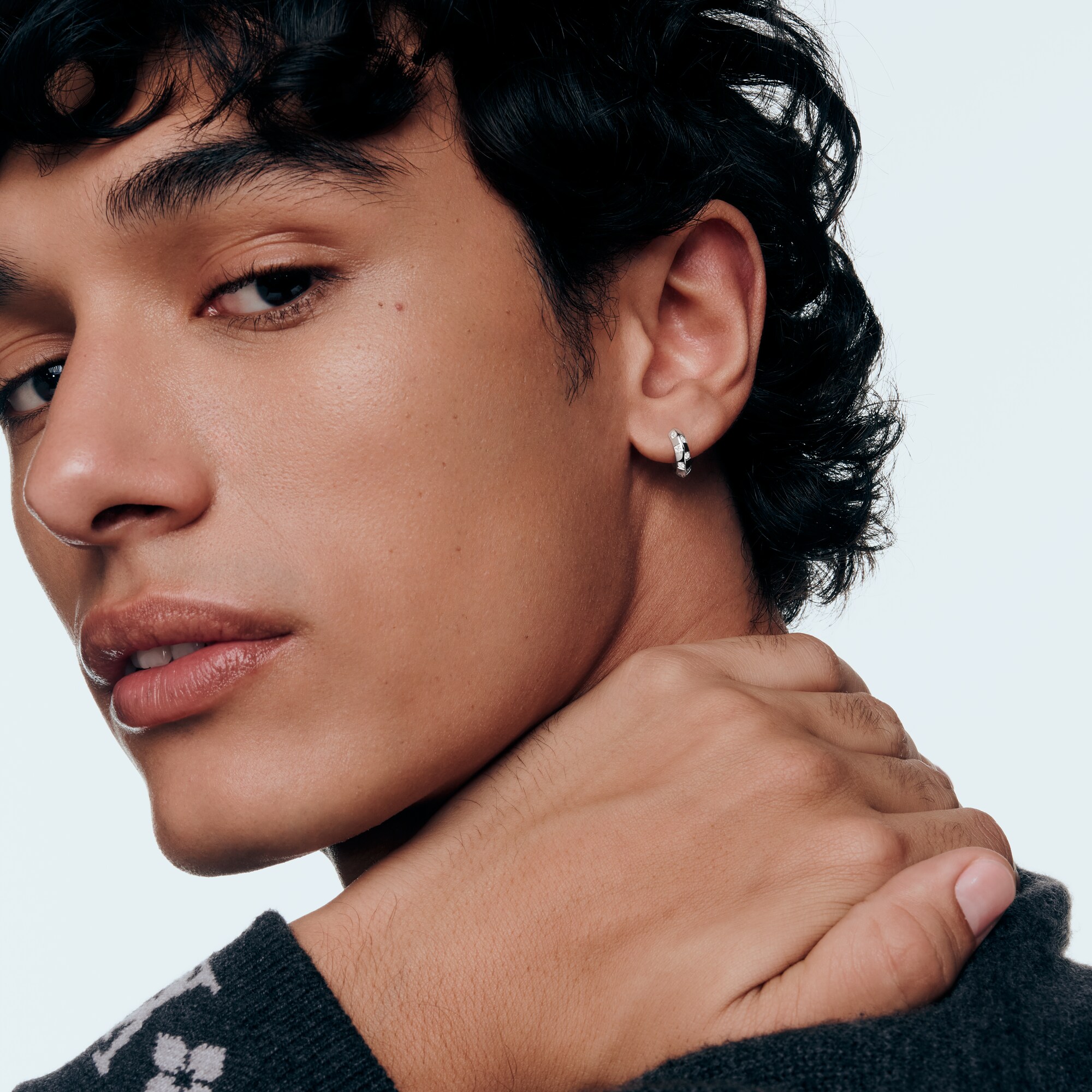 Pendientes de aro pequeños Le Damier de Louis Vuitton de oro blanco y diamantes  Joyería Categorías Pendientes | LOUIS VUITTON (Zoom de producto)