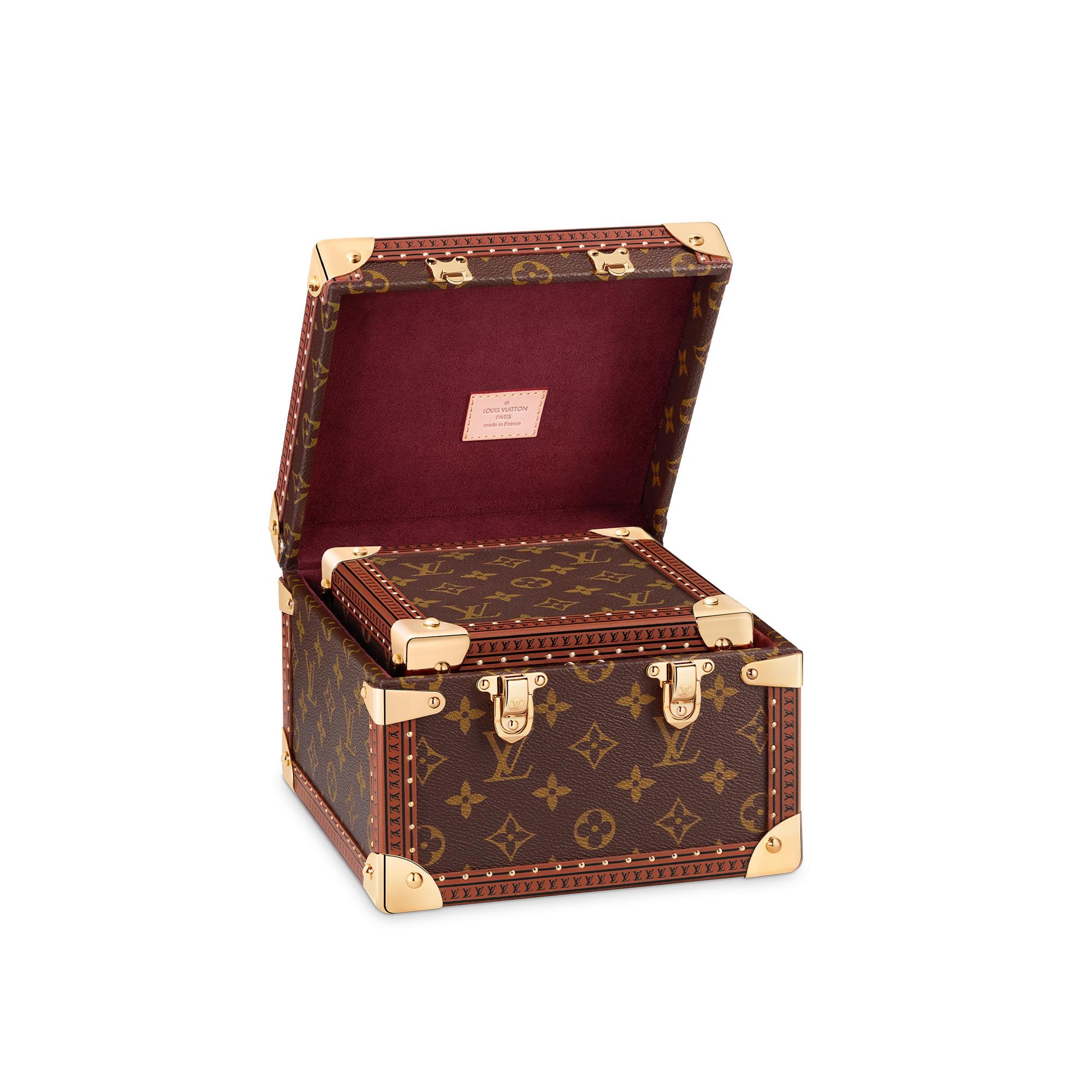 Pirámide de baúles Lona Monogram Baúles, Viaje y Hogar Lo más destacado Campaña Art of Living | LOUIS VUITTON (Zoom de producto)