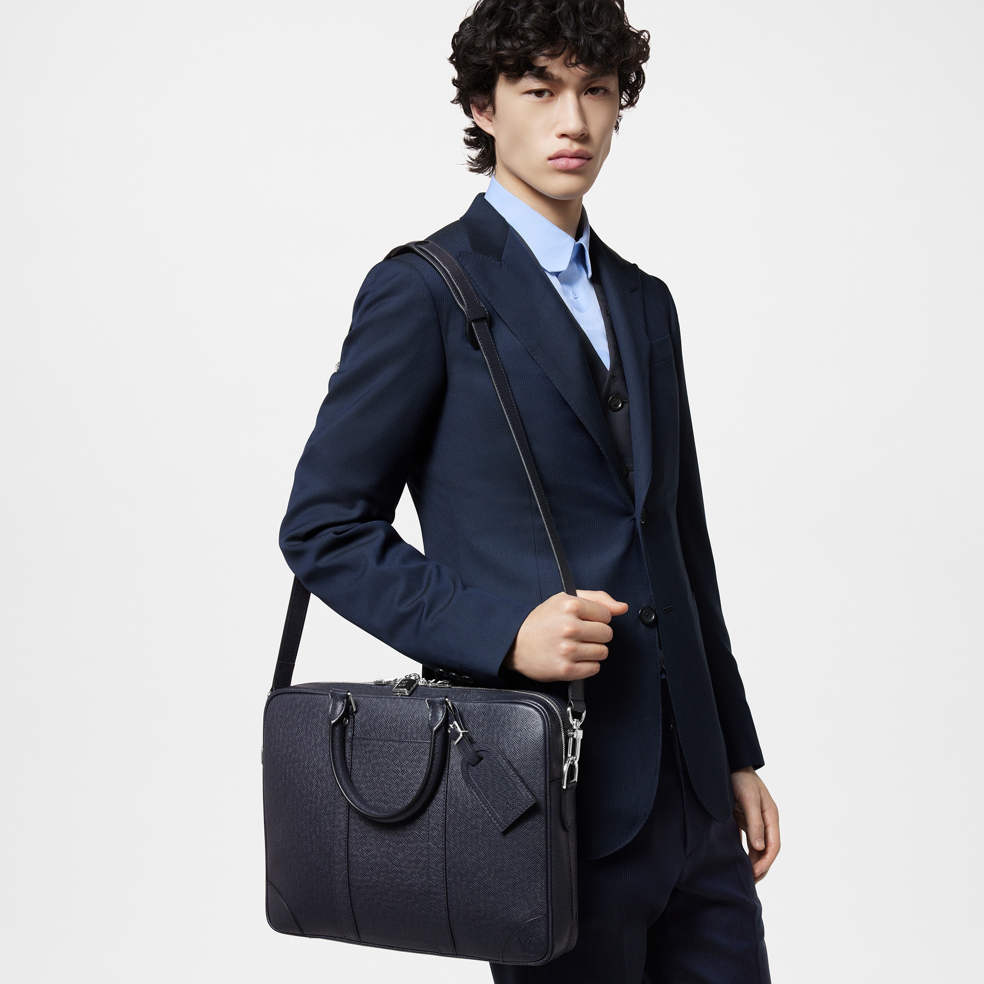 Portadocumentos Voyage PM Piel Taïga Hombre Discontinued Product Obs 13 | LOUIS VUITTON (Zoom de producto)
