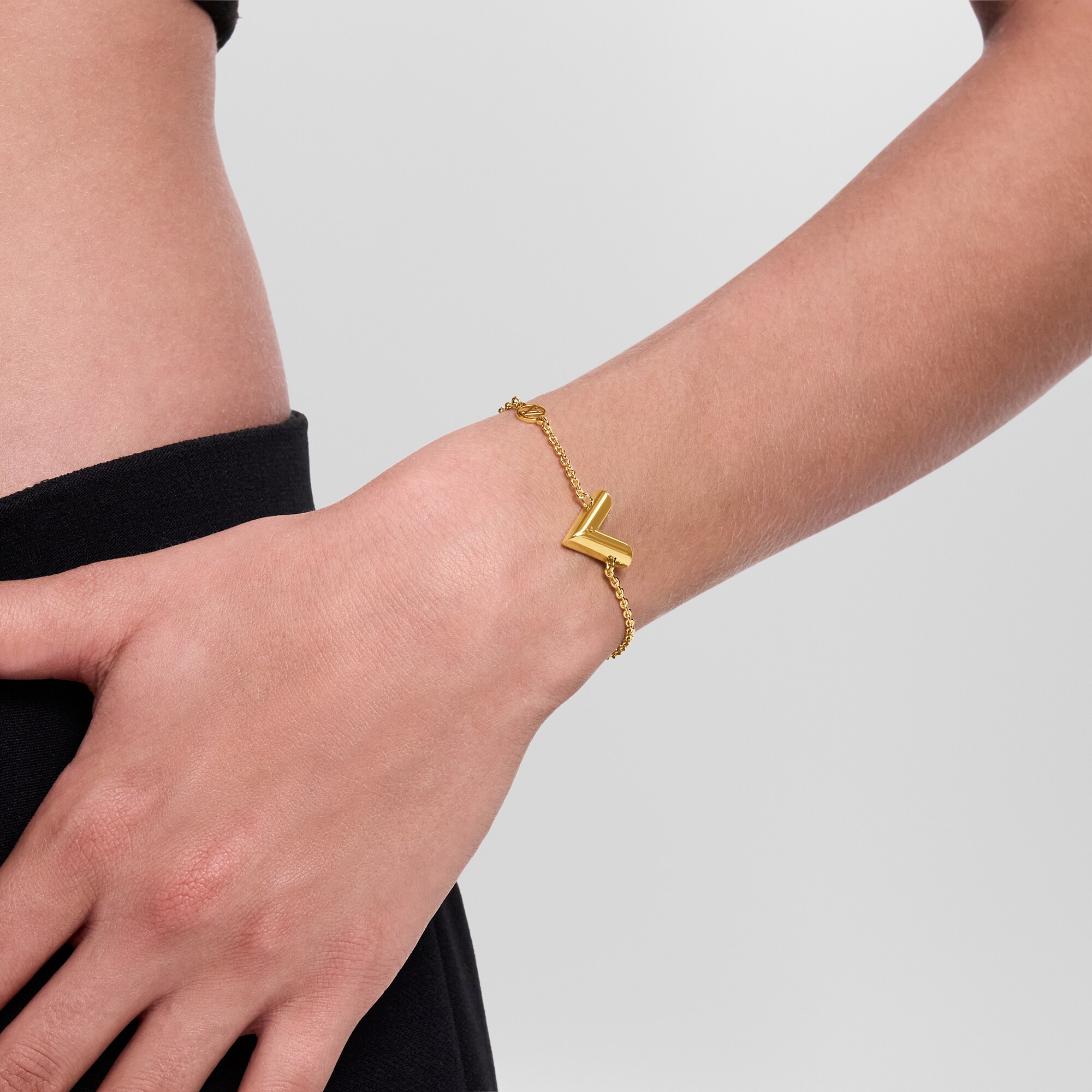 Pulsera Essential V S00 Mujer Accesorios Nuevo esta temporada | LOUIS VUITTON (Zoom de producto)