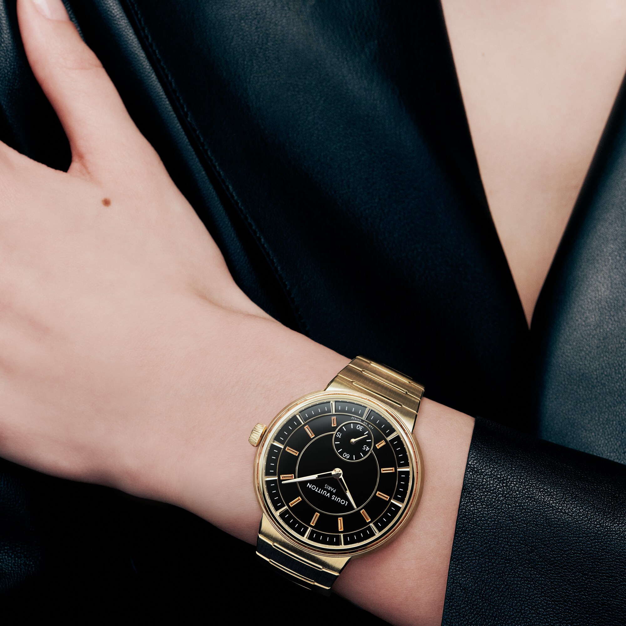 Reloj automático Tambour de 40 mm de oro amarillo, ónix y zafiros  Relojería Todos los relojes } | LOUIS VUITTON (Zoom de producto)