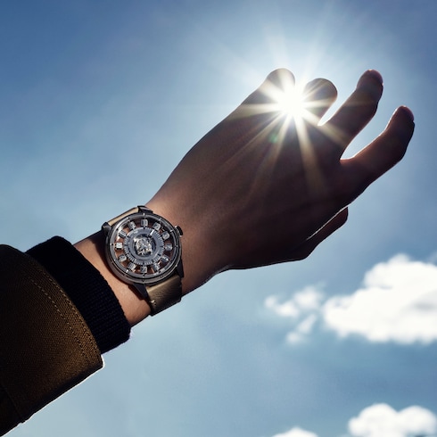 Reloj automático Tambour Spin Time de 42,5 mm en oro blanco, ojo de halcón y diamantes Relojería Todos los relojes } | LOUIS VUITTON