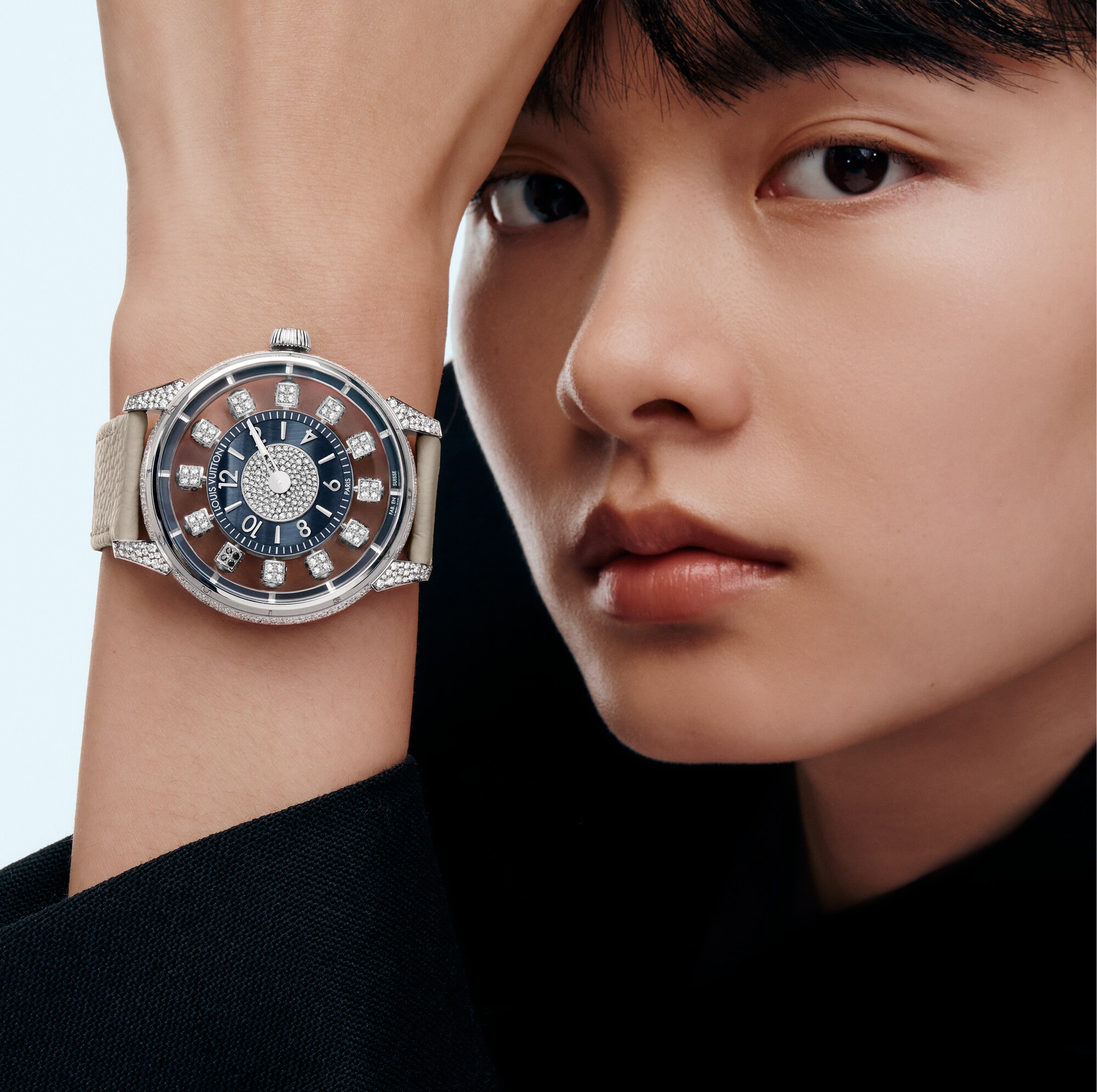 Reloj automático Tambour Taiko Spin Time Air de 42,5 mm en oro blanco, ojo de halcón y diamantes  Relojería Todos los relojes } | LOUIS VUITTON (Zoom de producto)