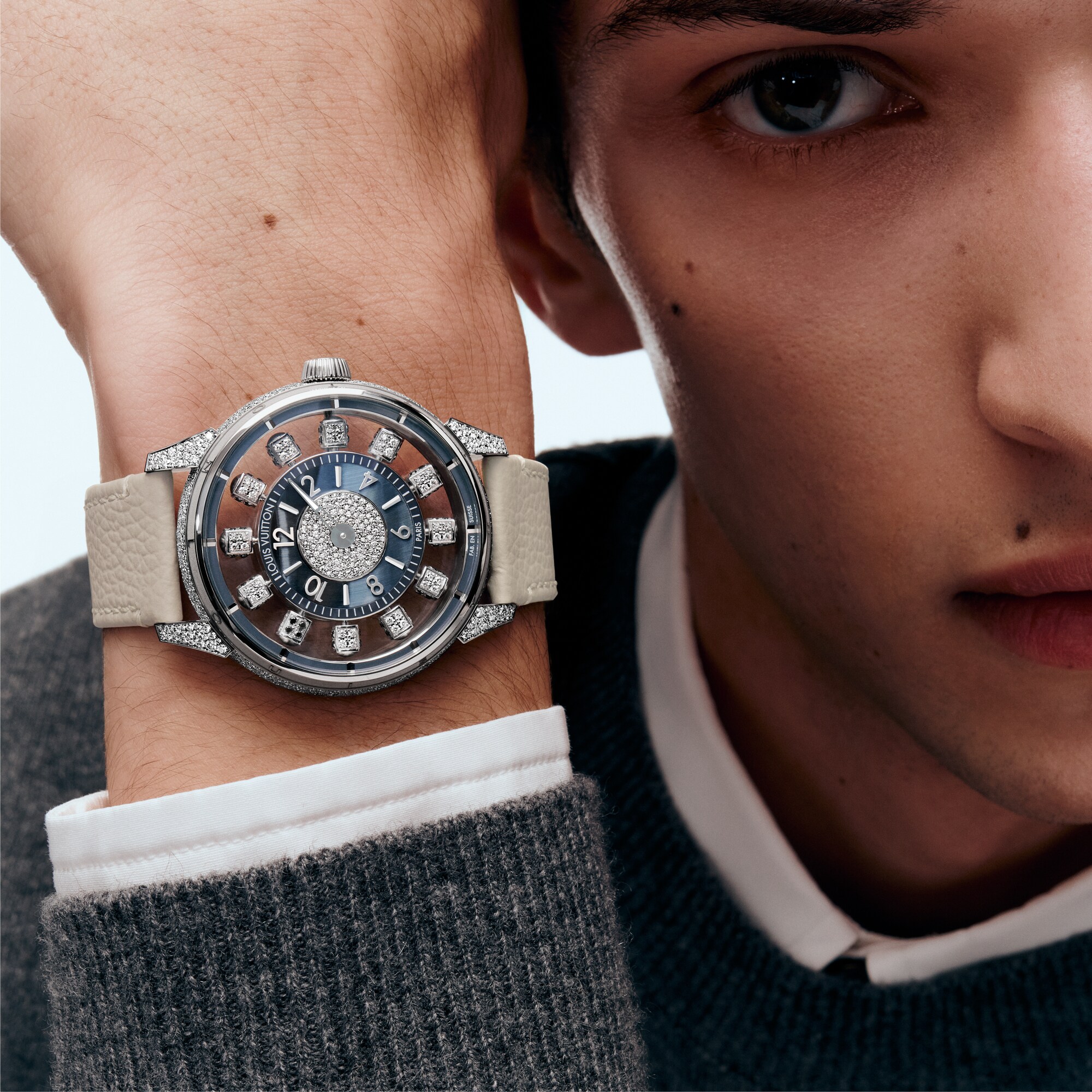 Reloj automático Tambour Taiko Spin Time Air de 42,5 mm en oro blanco, ojo de halcón y diamantes  Relojería Todos los relojes } | LOUIS VUITTON (Zoom de producto)