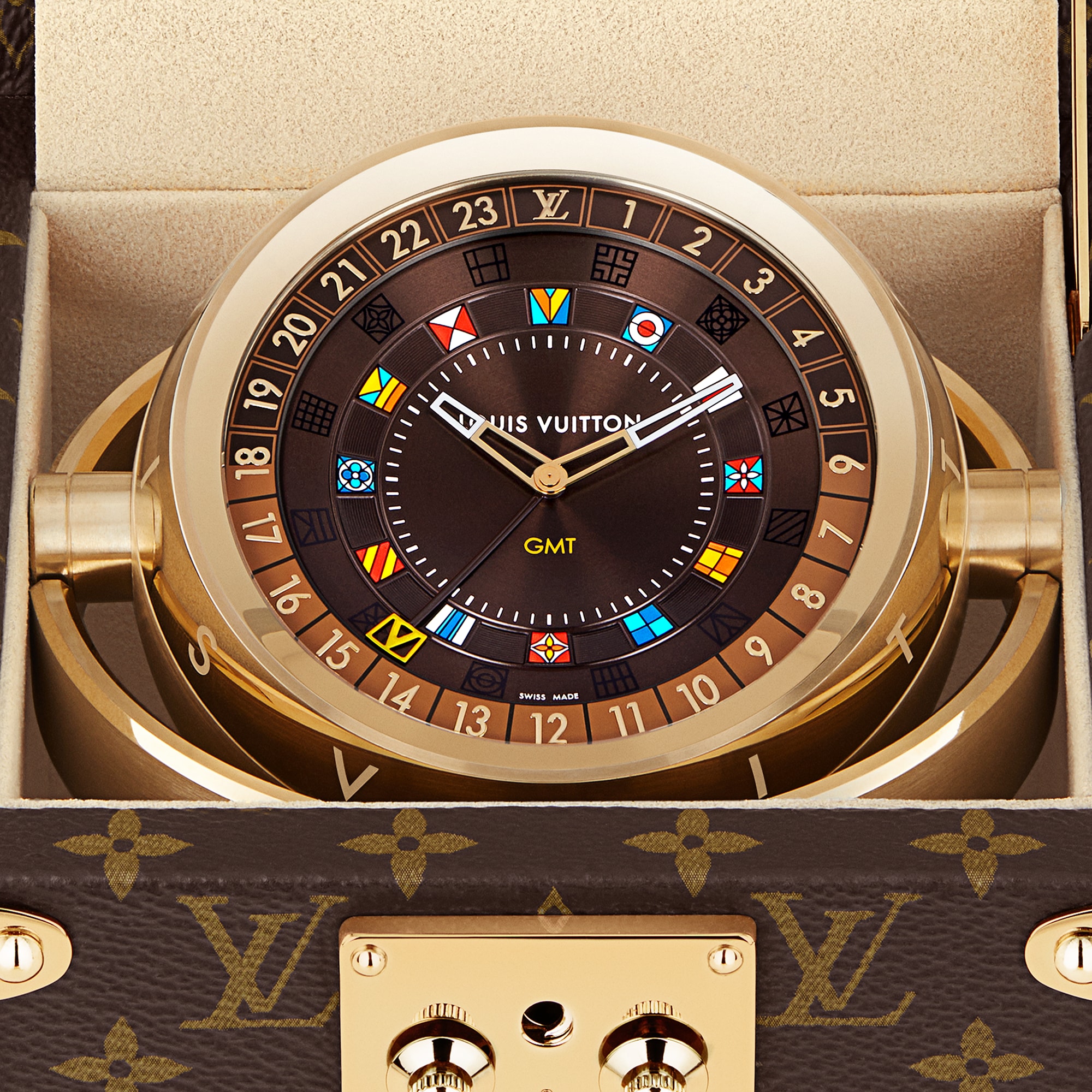Reloj de mesa Trunk, cuarzo, 80 mm, acero, Monogram  Relojería Todos los relojes } | LOUIS VUITTON (Zoom de producto)